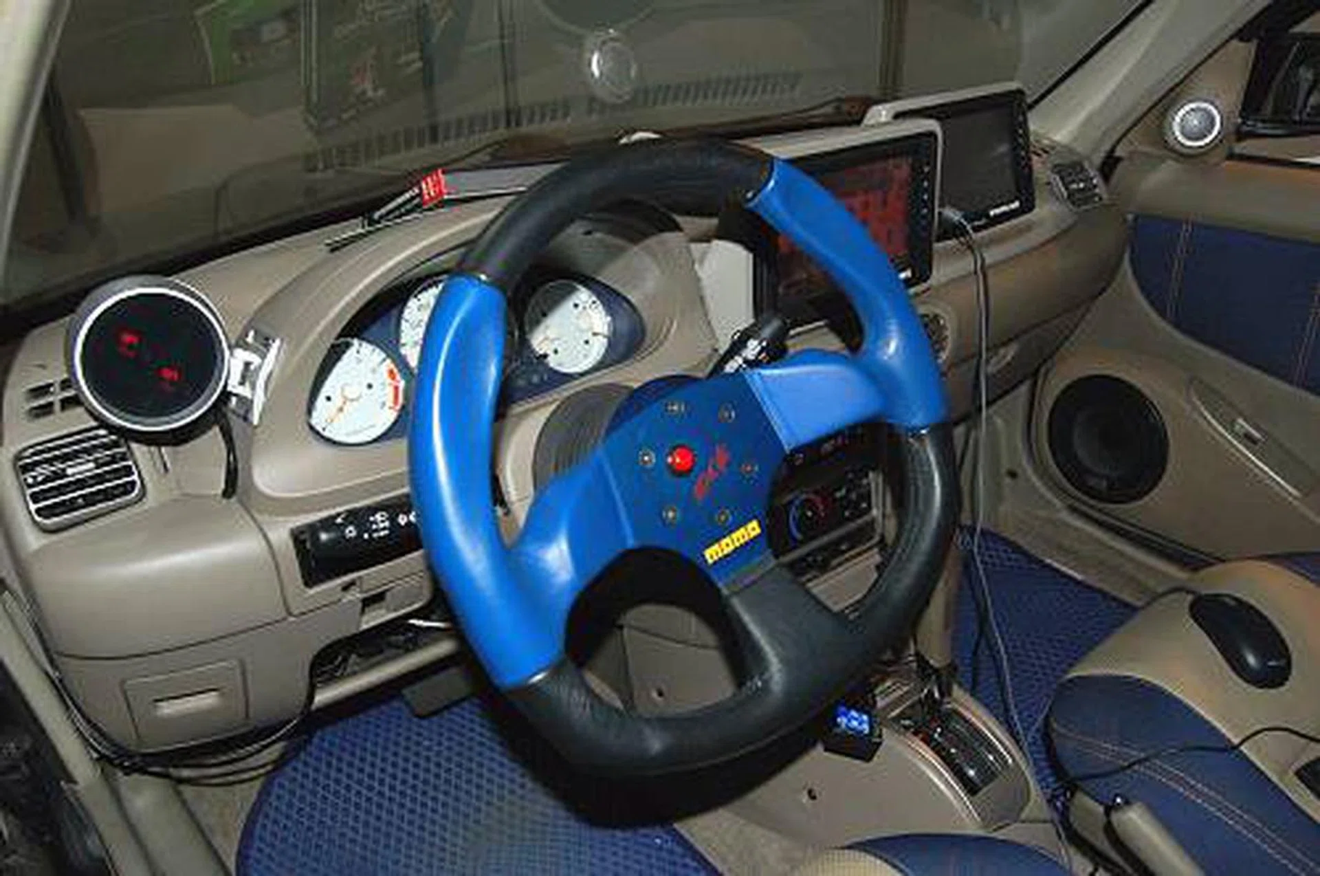 Infotainment car this may be, but that doesn't mean it needs to be geeky. Take a look behind the MOMO wheel and check out the two LCDs that can display route/GPS information and of course entertainment.