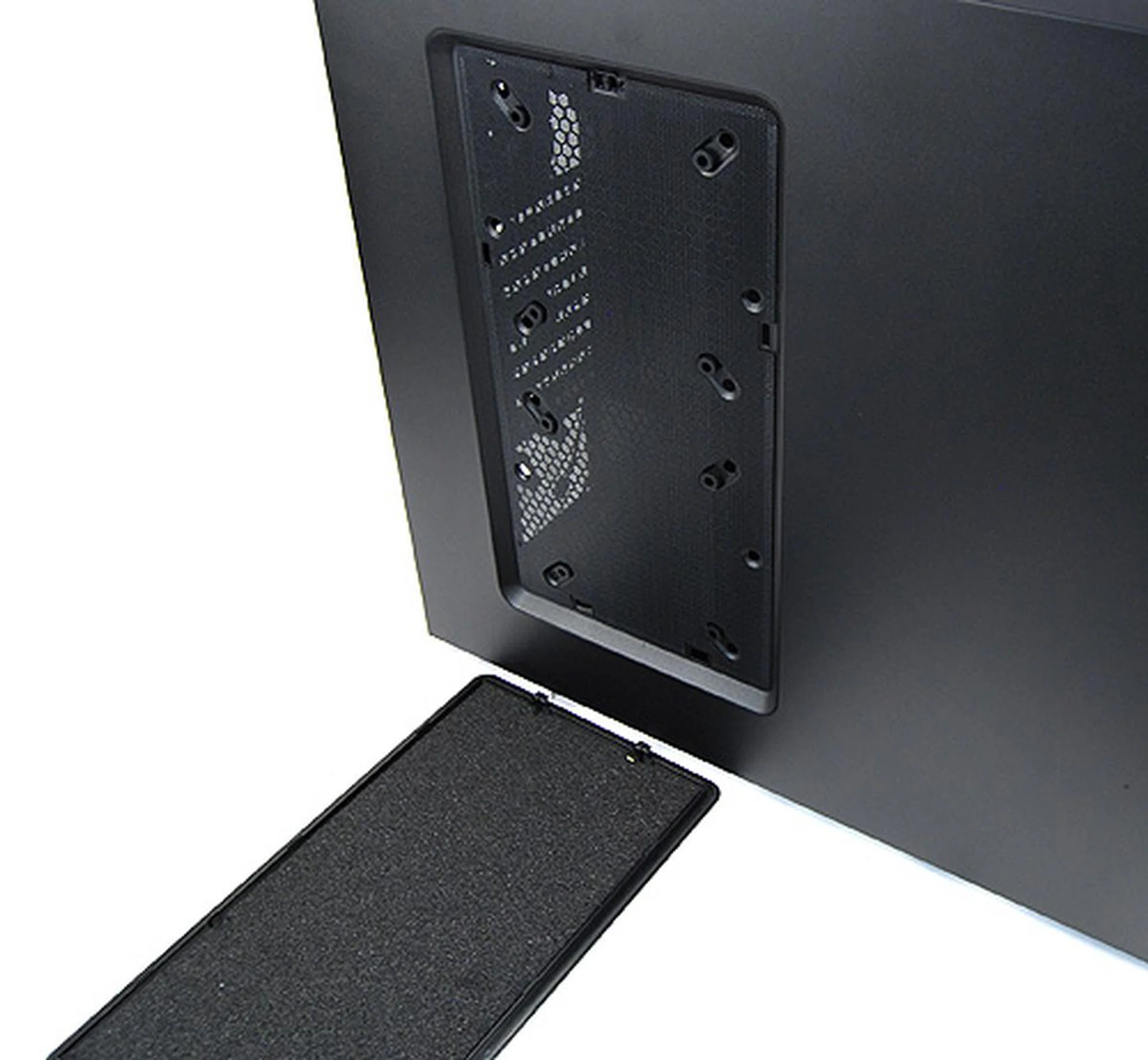 There's a removable panel on the left side panel that reveals mounting points for two side fans. Again, an easily serviceable dust filter is provided.