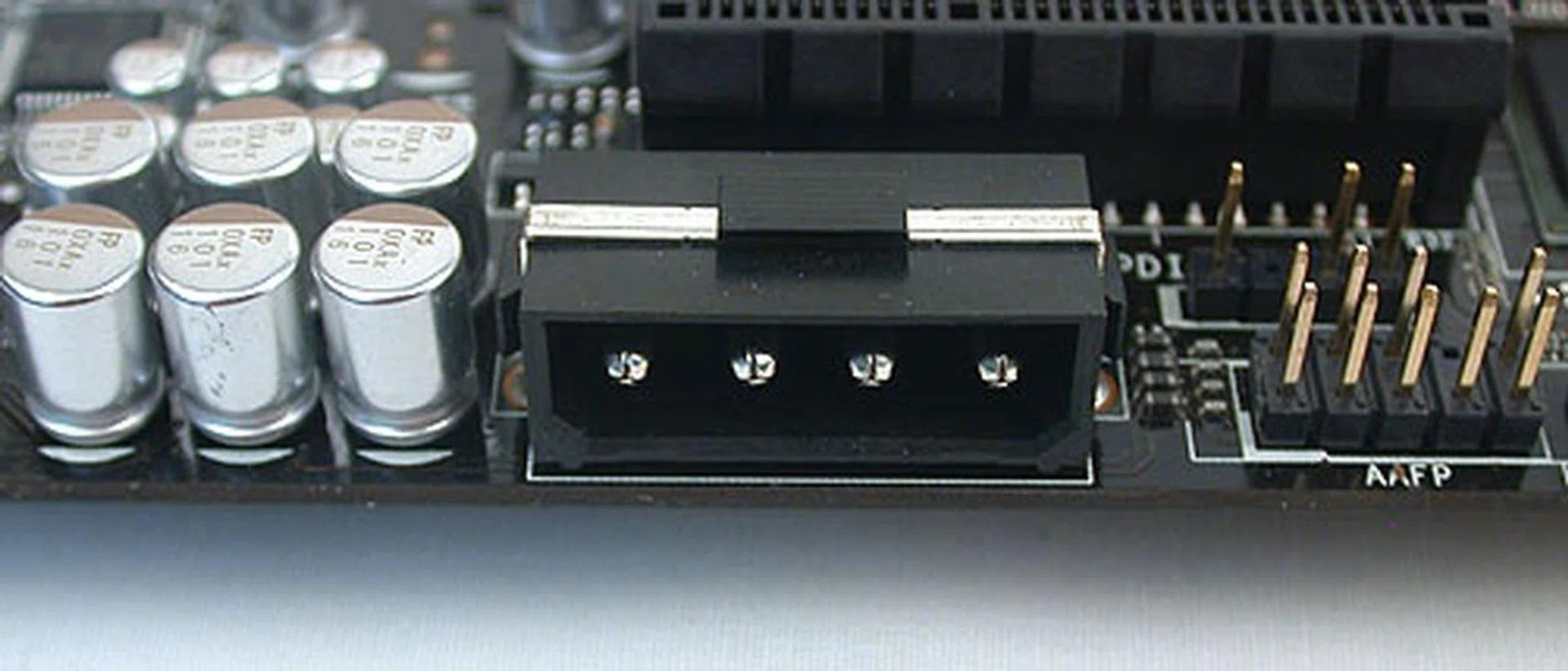 ASUS has included two such EZ Plug 4-pin power connectors for the PCIe slots if you are using multiple high-end graphics cards. Here's one of them. 