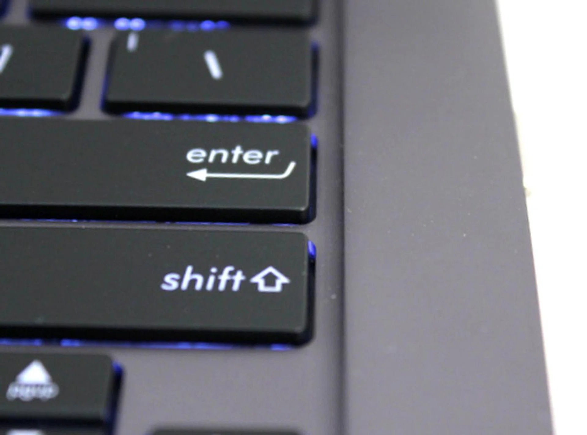 The keyboard well and palm rest are made out of a single piece of aluminum. This means there'll hardly be any flex on the keyboard thanks to the material used and the type of construction. 