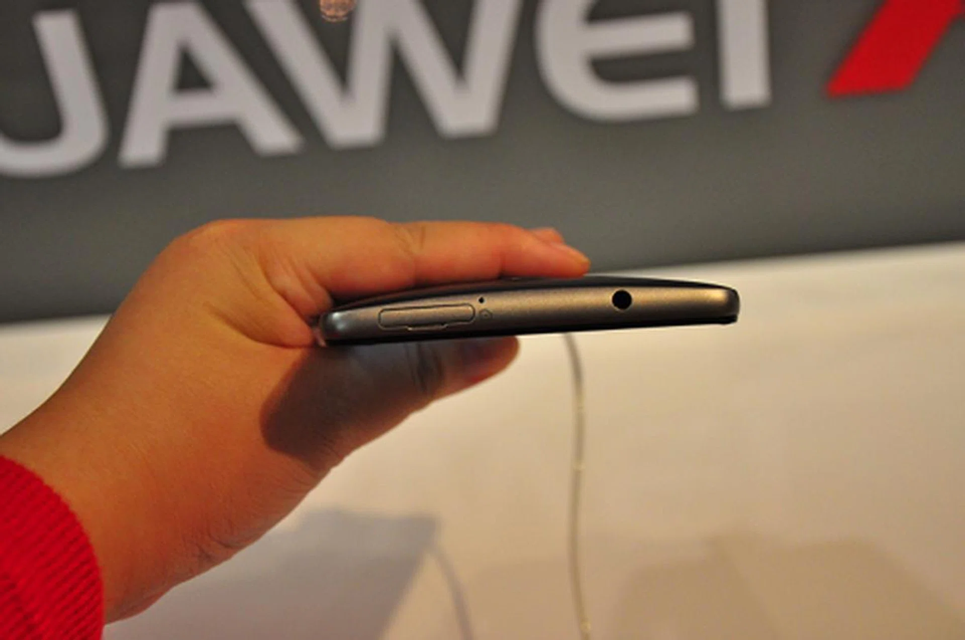 Its tapered back makes it easier for us to hold its huge 6.1-inch screen in one hand. As you can see, the MicroSIM card slot and the headphone jack are located at the top.