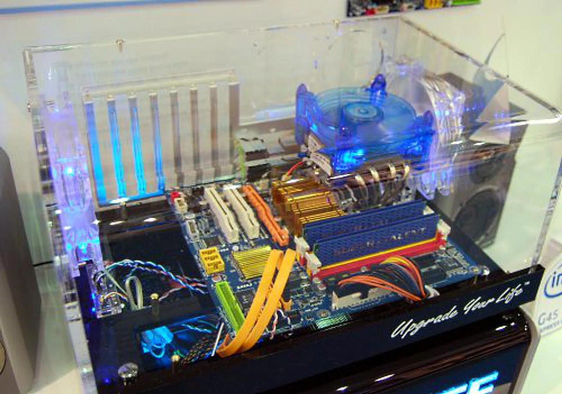  The G45 chipset also got an airing at Gigabyte's booth, where its HD playback capabilities were showcased.  