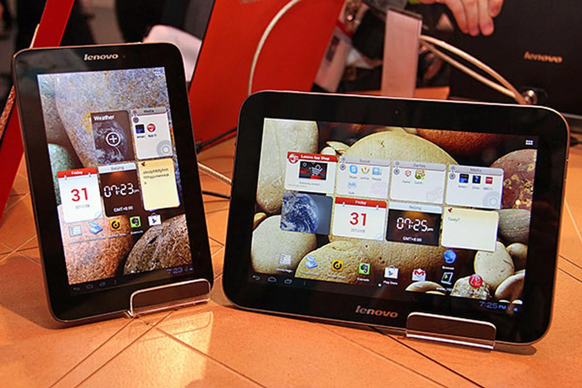 The 7-inch A2107 (on the left) uses a Cortex A9 processor clocked at 1.0GHz, while the bigger 9-inch A2109 (on the right) runs on the NVIDIA Tegra 3 quad-core processor clocked at 1.2GHz.