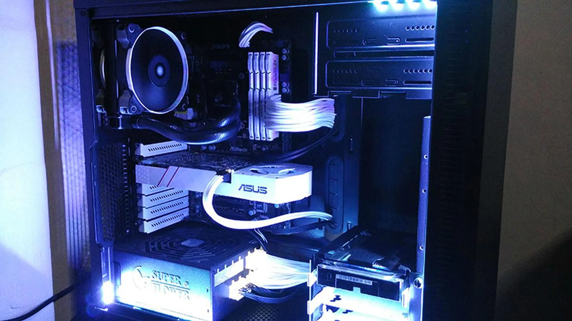 White PCIe slot covers and hard drive trays, white RAM sticks, and a white graphics card! This rig has got the white theme down to a pat with an ASUS GeForce GTX 960 Turbo card and 16GB of Kingston HyperX Fury DDR3 RAM. (Image Source: DestinyZEX)