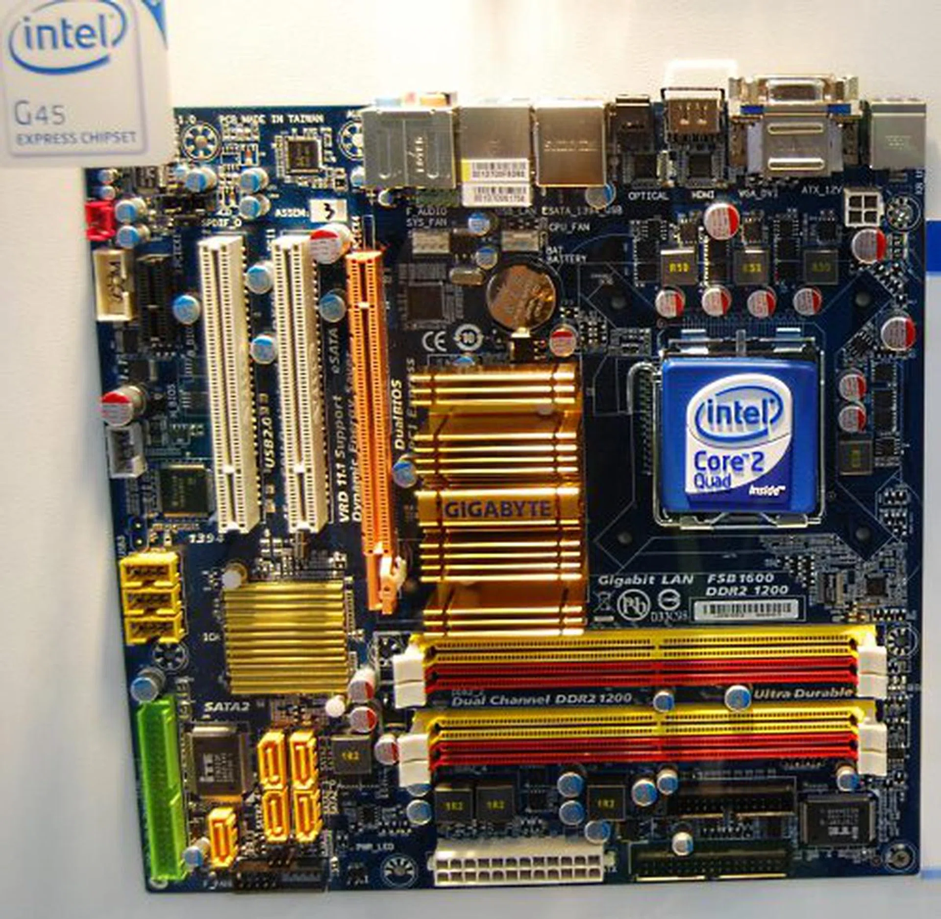  In case you missed the demo, the middle one shown here is the G45 system running a Blu-ray movie. We couldn't check CPU utilization on it to verify the actual numbers but at least the playback was smooth.  