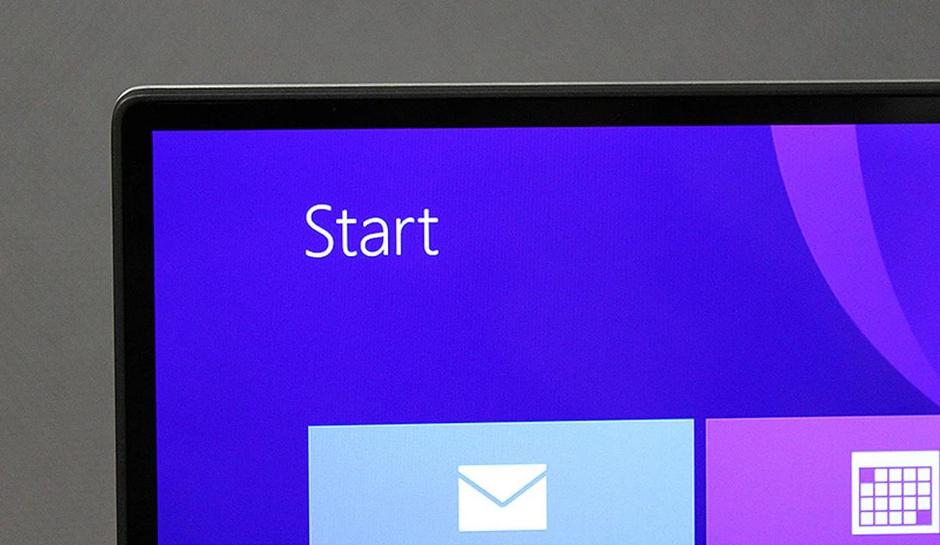 The bezel is super slim and the display looks wonderful thanks to a high pixel density count of 276 pixels per inch.