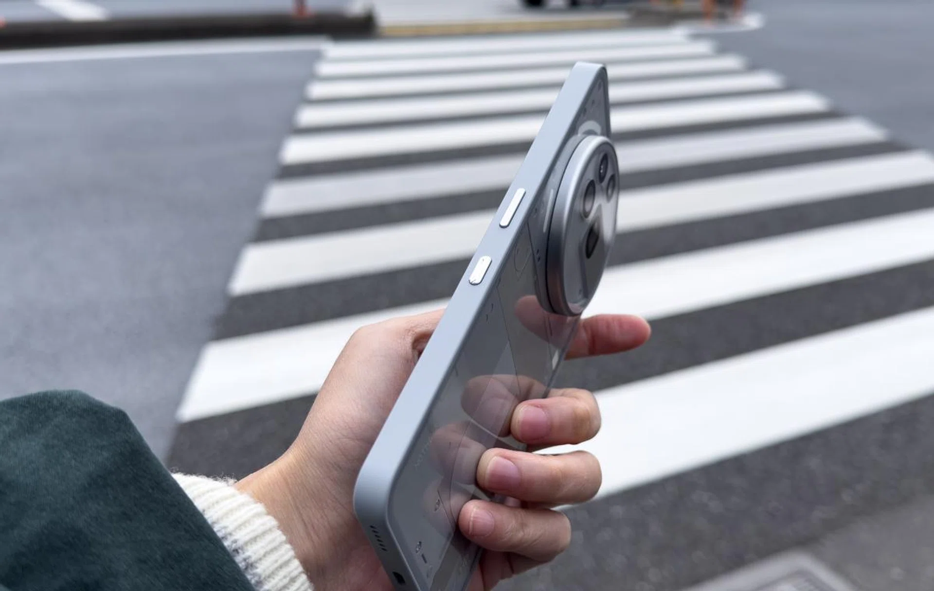 Plastic coating, but buttons are aluminium. Photo: HWZ.