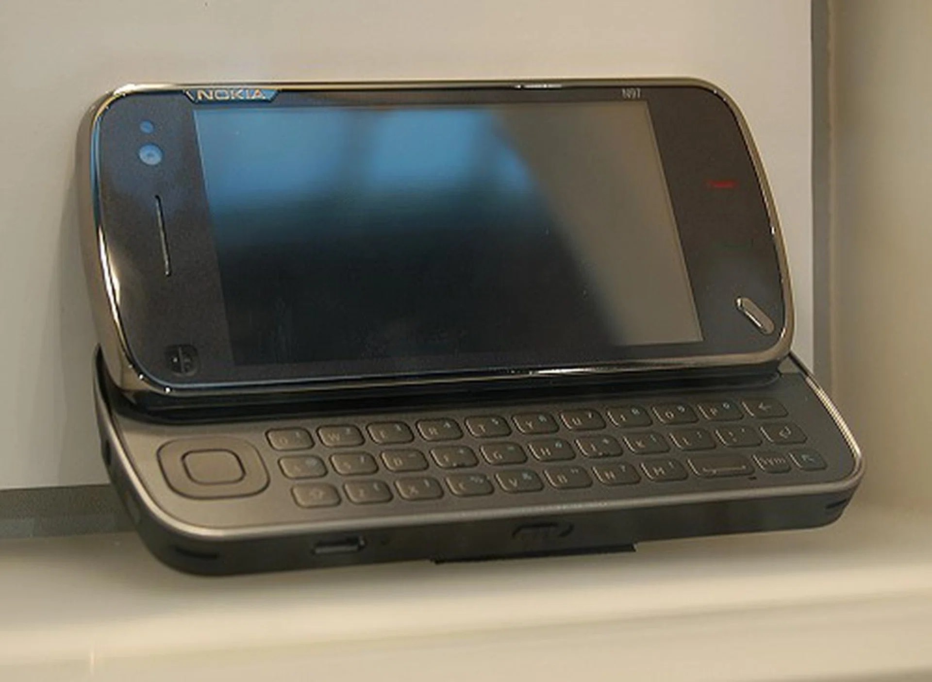  Special appearances by the Nokia N97 kept the crown captivated. Too bad it's not yet ready for hands-on trial.  