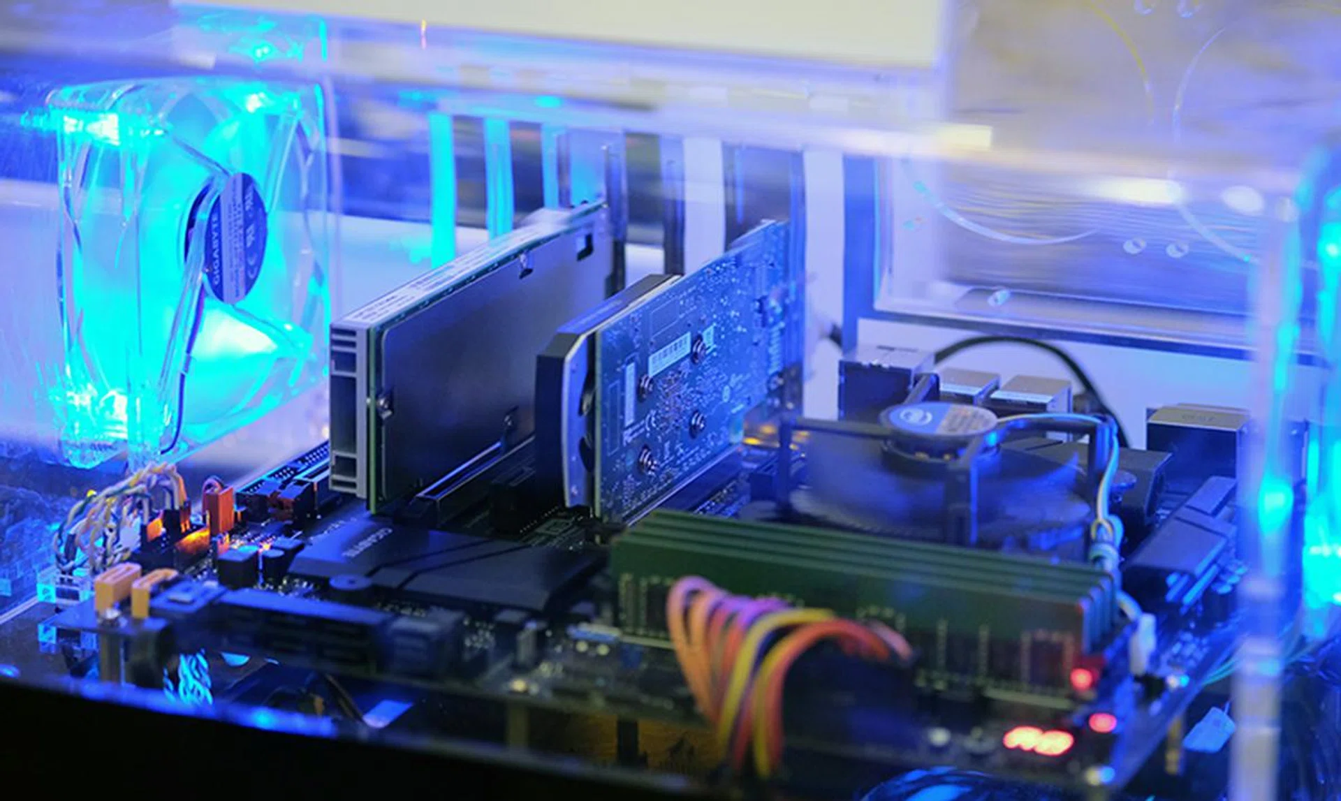 Gigabyte wants to focus on the professional crowd as well. Here's a shot of the Gigabyte X170-Pro ECC paired with 8GB of DDR4 ECC RAM, an Intel 750 series SSD, and an Intel Xeon E3-1230 v5 processor.