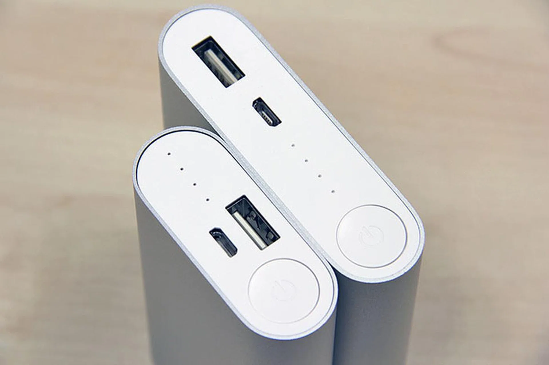 The 5,200mAh Mi Power Bank is 29% slimmer and 38% lighter than its 10,400mAh sibling.