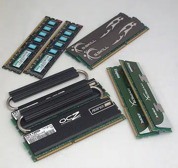 These four sets of memory modules operate at voltages between 1.35 to 1.5V, lower than the 1.65V seen on earlier DDR3 memory.