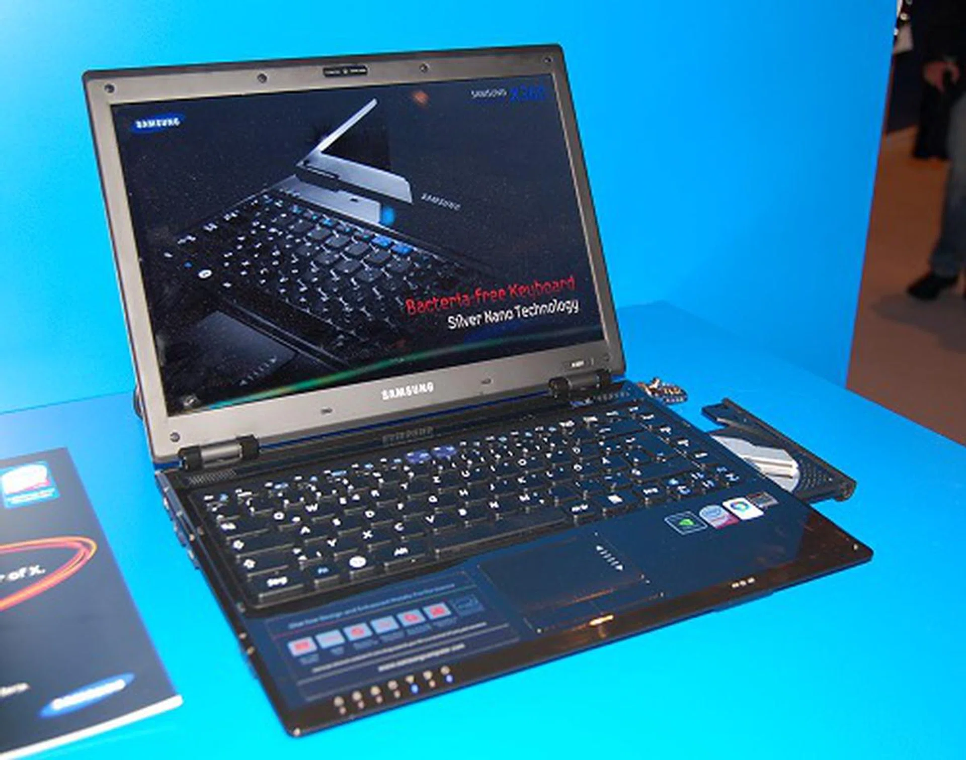  While we've recently seen the super slim Samsung X360, 13.3-inch notebook, here's the 14.1-inch X460 brother that comes with an ODD drive, a more powerful full fledged Centrino 2 platform and NVIDIA's GeForce 9200M GS graphics.  