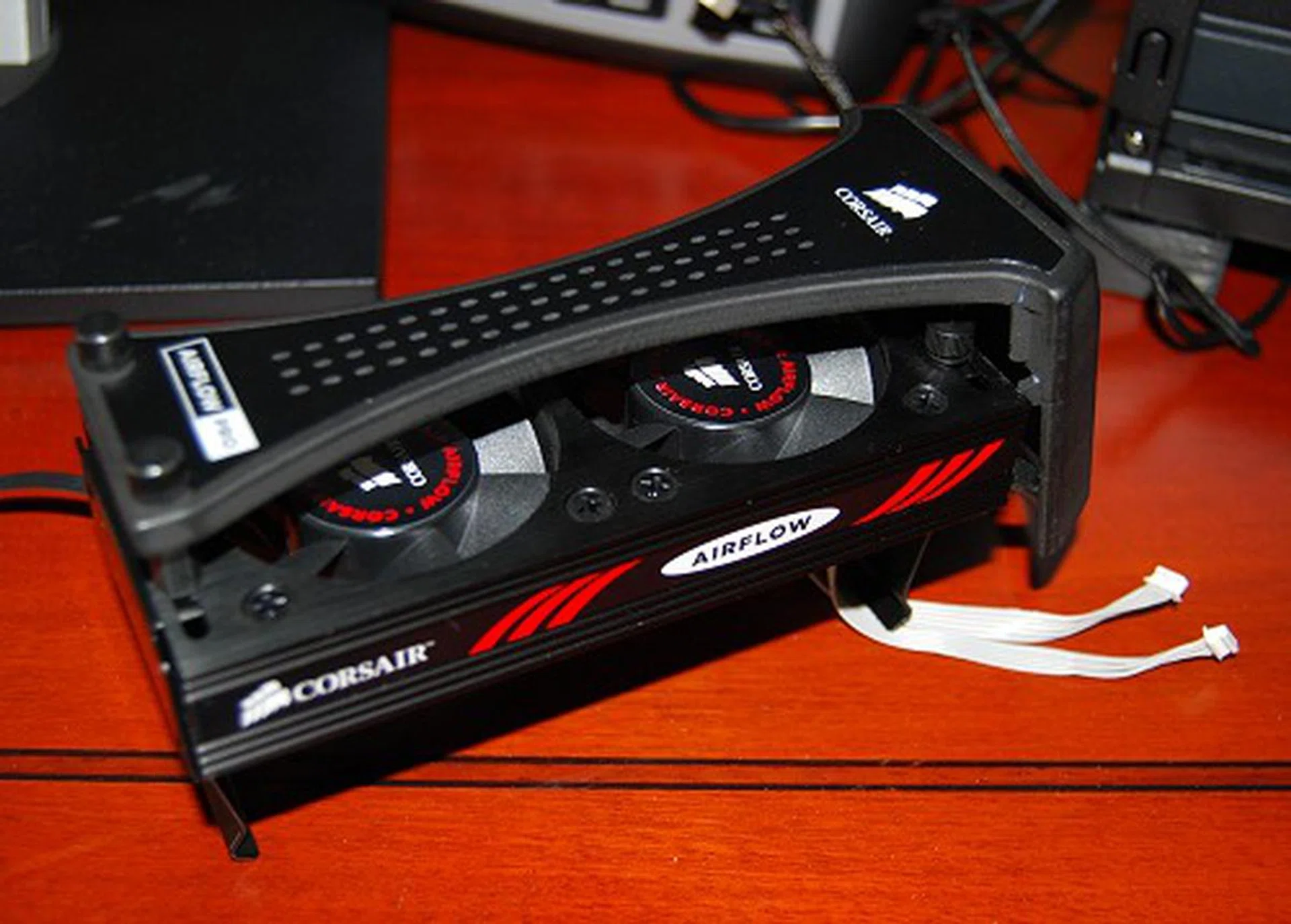 We're all familiar with the Airflow RAM cooler, but this one is a new one called the Airflow Pro and comes with some sort of LED light panel. We talked to Corsair product managers and they showed us that the LED light panel reports individual memory chip's loading as well as the whole module's temperature.