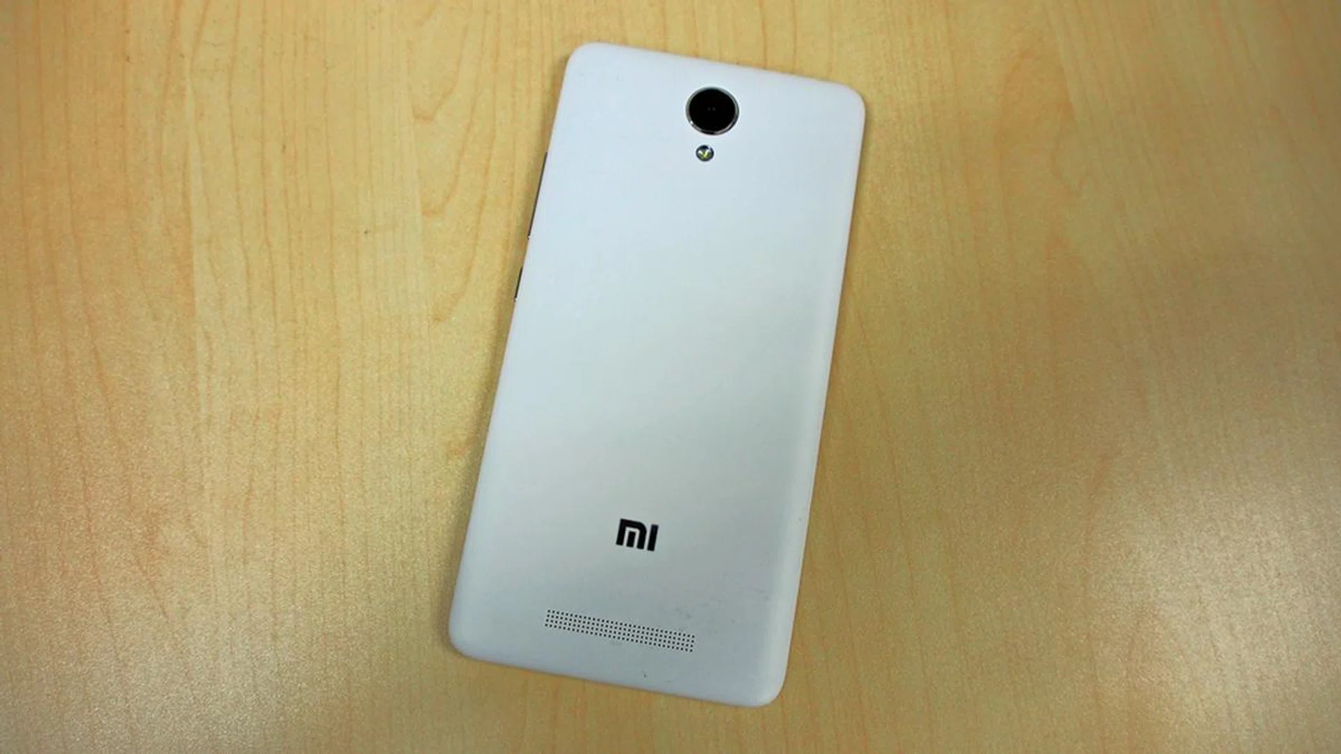 Speakers on the rear means muffled audio if the Redmi Note 2 is laying flat down or when cupped in your hand.
