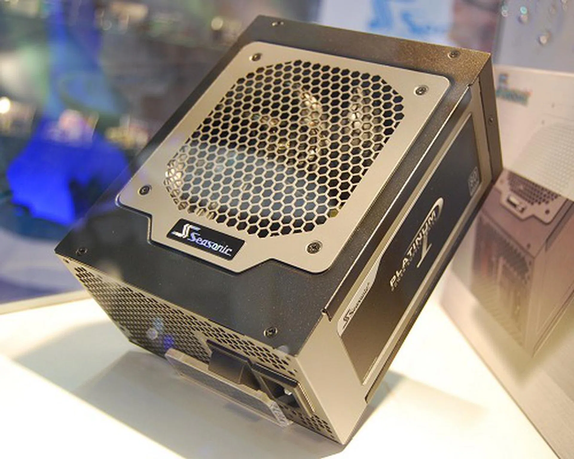 Here's how it looks on the other side. The Platinum series from Seasonic comes in 860W and 1KW editions.