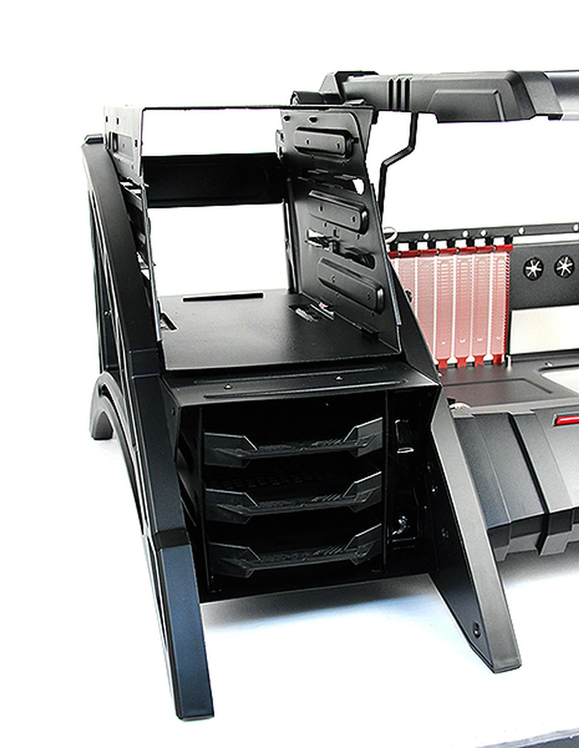 The optical drive and HDD bays are located on the left side of the chassis.