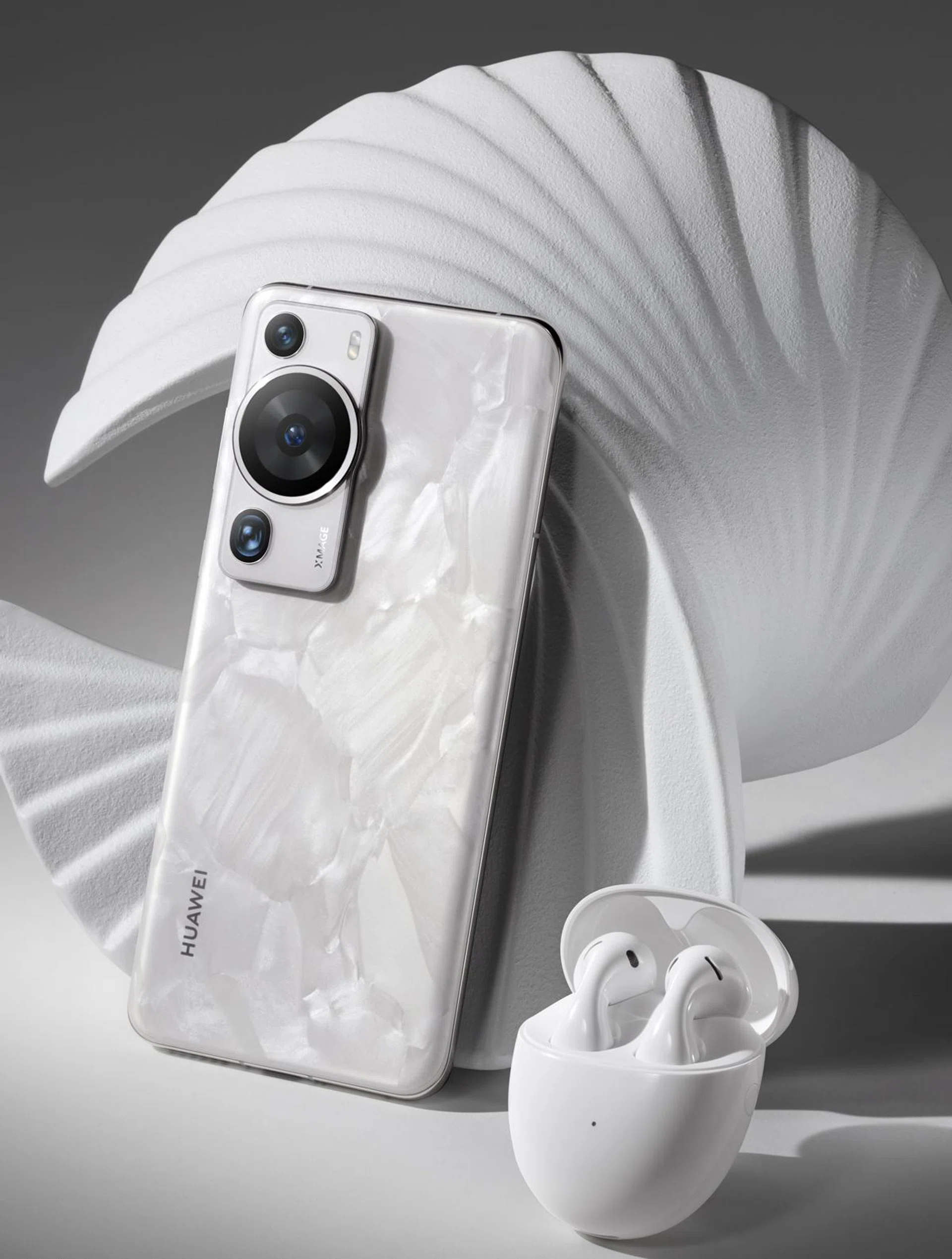 Huawei P60 Pro in Rococo Pearl.