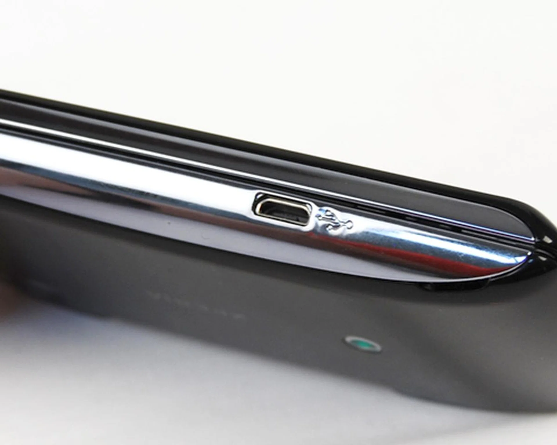 The microUSB and 3.5mm audio ports are isolated to the left profile. Fortunately, accessing the microUSB port is easy without any plastic covers to remove.