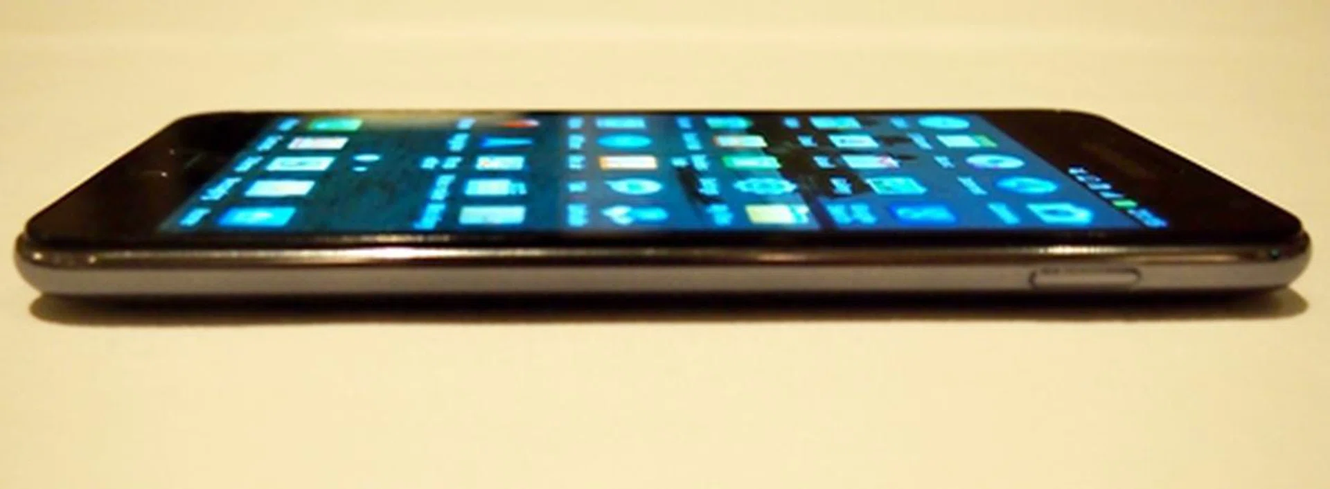 Do not be deceived by its massive screen size. The Samsung Galaxy Note is actually quite slim at 9.65mm. 