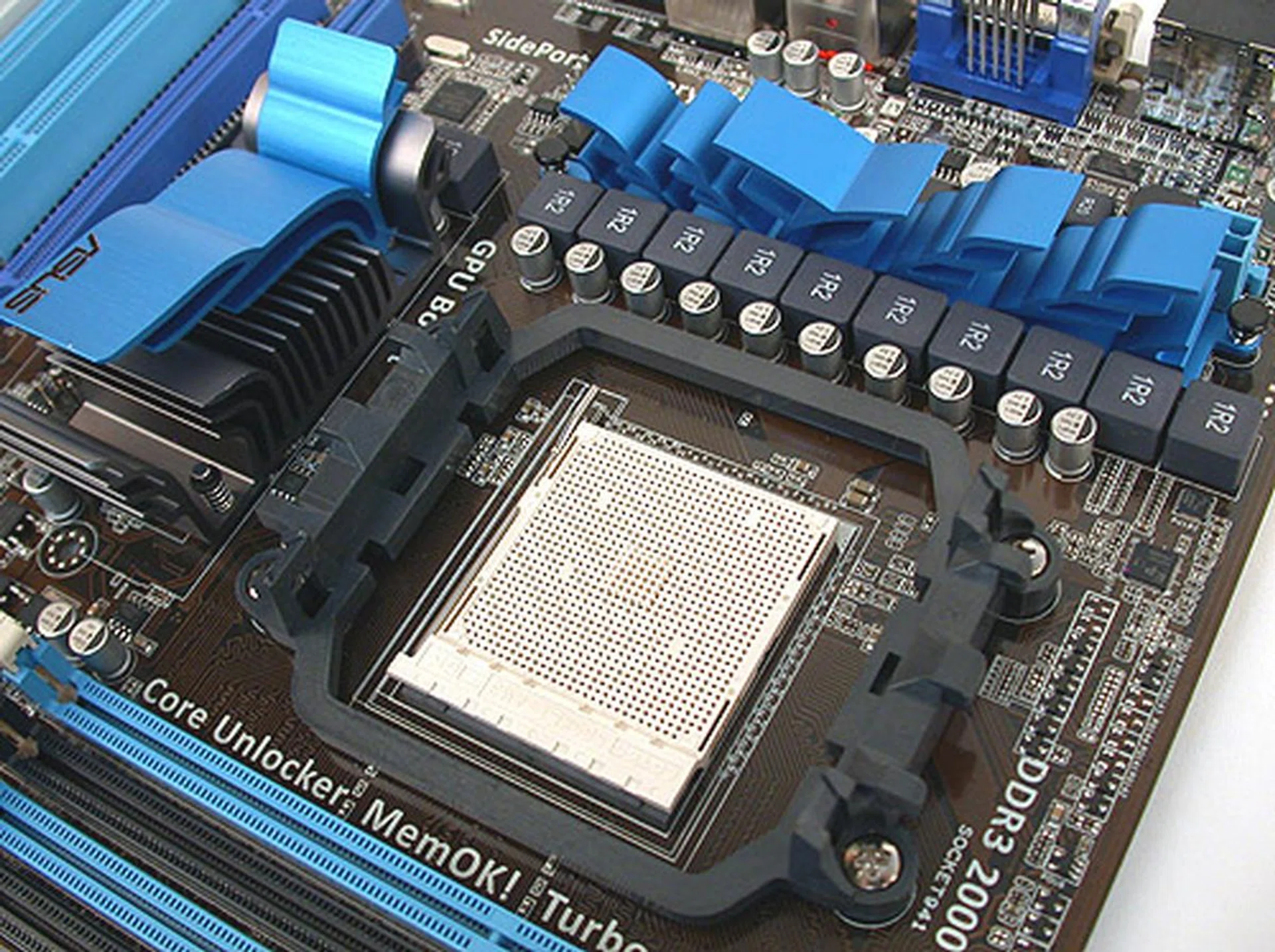 The passive heatsinks are quite understated but the edges of the fins can be quite sharp. 