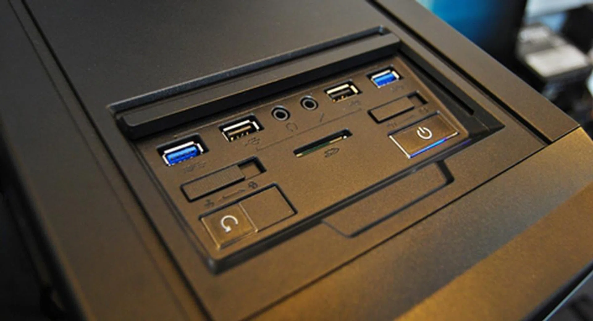 On the left, there is a fan control switch to control the fan speeds while the switch to the right is one to toggle between HDDs. It also features two pairs of USB 2.0 and 3.0 ports.