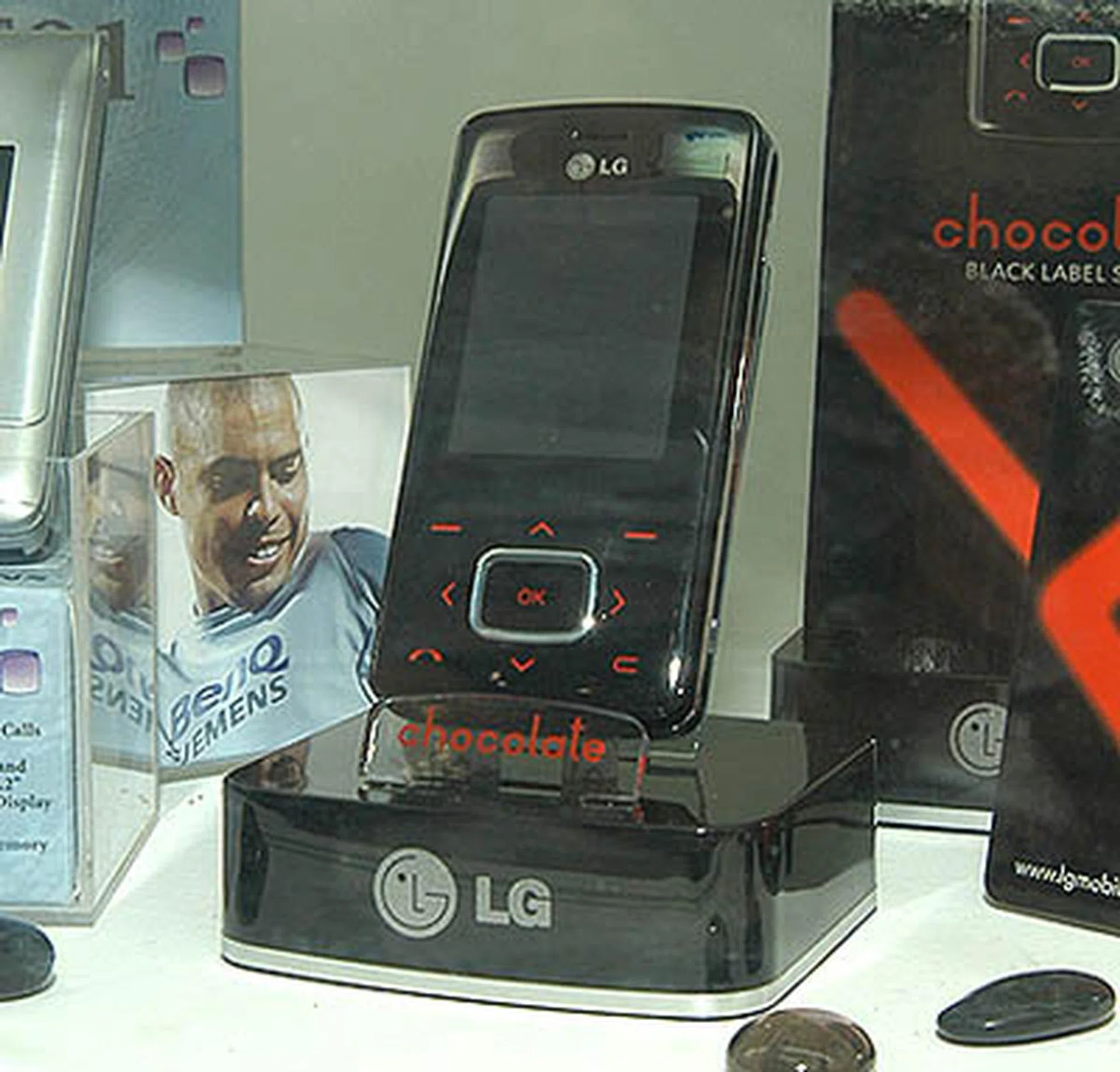The new LG KG800 'chocolate phone' up on display at the Hub - absolutely delicious.