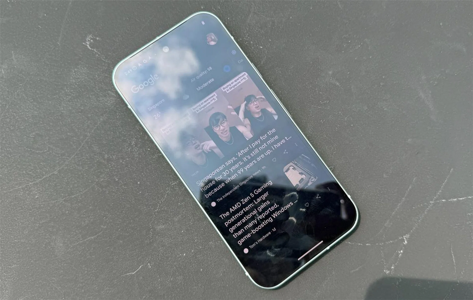 The Pixel 9 is still very legible under direct sunlight, as demonstrated. In contrast is the shadow casted directly onto the display because of photo-taking under the sun. Photo: HWZ.