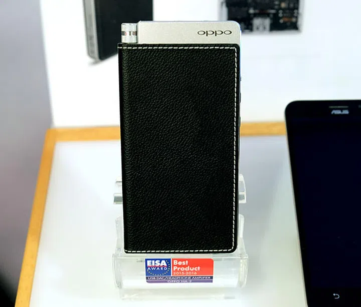 The new Oppo HA-2SE is the successor to the very popular HA-2 portable USB DAC/headphone amplifier.
