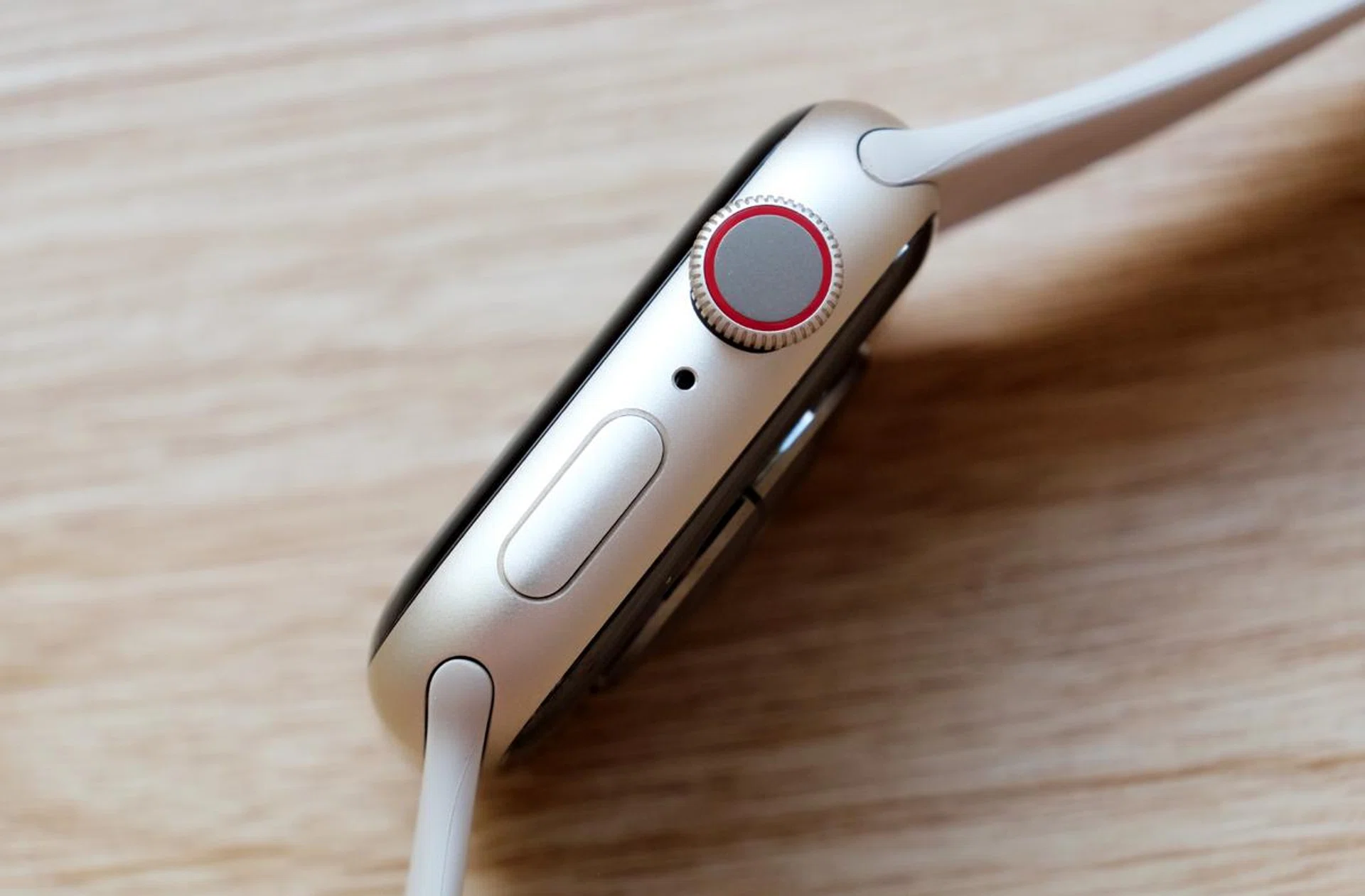 Only the aluminium model gets new finishes. Starlight is interesting and probably my favourite.