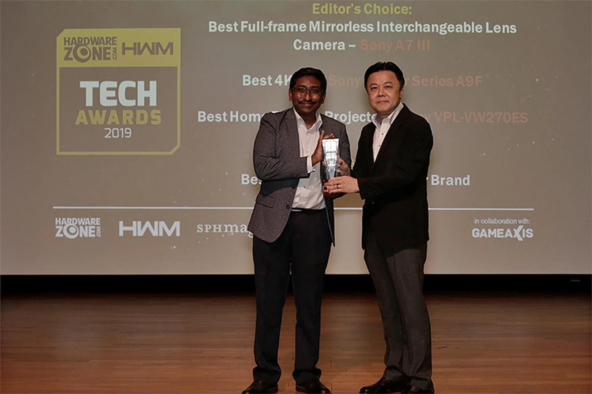 Another big winner this year is Sony with 7 awards, including Editor's Choice for Best Full-Frame Mirrorless Interchangeable Lens Camera (Sony A7 III), Best 4K TV (Bravia A9F), Best Home Theater Projector (VPL-VW270ES); and Readers' Choice for Best Home Theater Projector Brand. Accepting the trophy from our Editor-in-Chief Vijay Anand is Mr. Lawrence Tang, Head of Business & Industrial Solutions Marketing Division, Professional Solutions Company, Sony Electronics Asia Pacific.