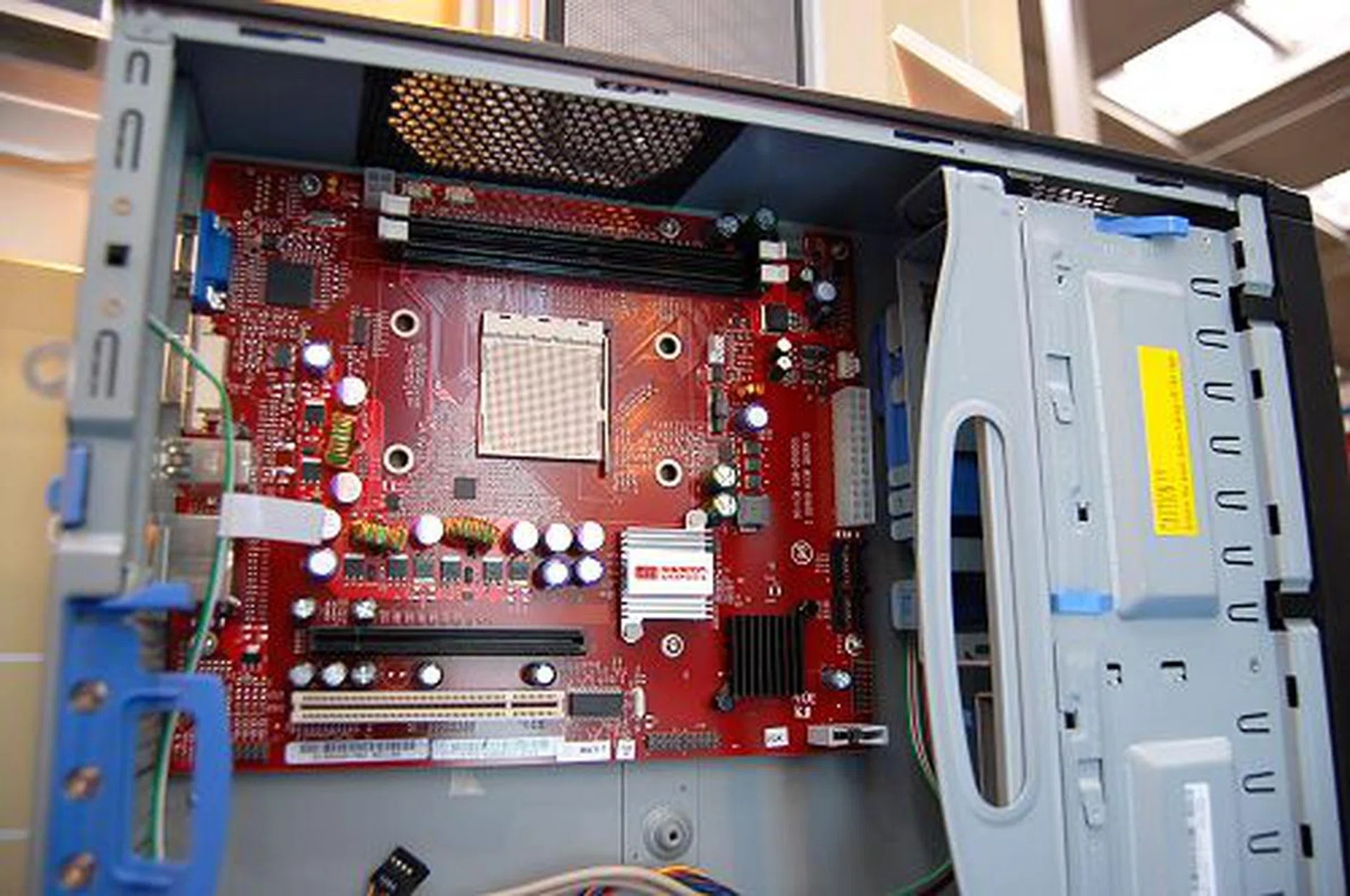  Here's a close-up of the reference DTX motherboard by AMD. As briefed to us, any DTX motherboard can actually fit a micro-ATX casing, which in turn would fit any ATX casing. Hence DTX is just a minituarization and optimizing the component layput to fit the new smaller PCB spec.  