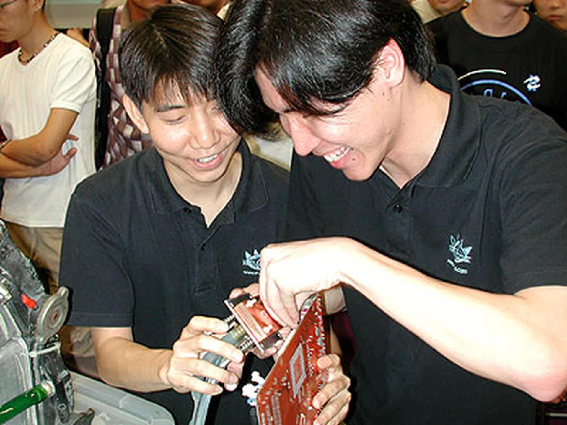 Shamino lends Ristar a helping hand when his setup had problems moments before the start of the competition. There's panic written all over his face though he hid it pretty well with that laughter.