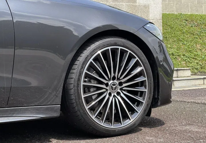The large wheels compromise ride quality somewhat but boy do they look good.