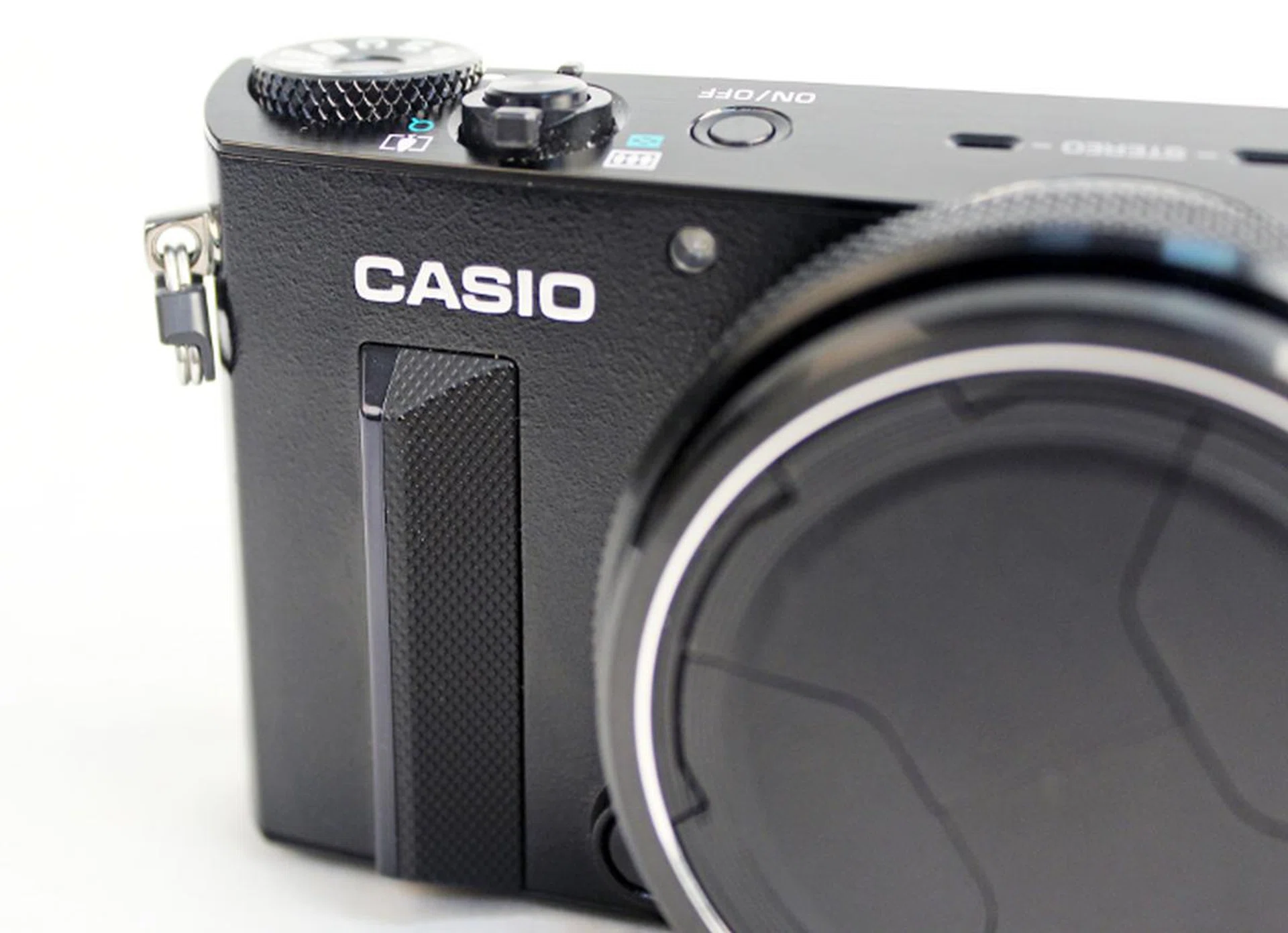 The Exilim EX-100 has a textured plastic grip on the front. A rubber one would have provided more grip, but the current grip does its job pretty well. 