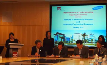 Mr Bruce Poh, Director and CEO of ITE (second from left), and Mr Harry Lee (second from right), President of Samsung Electronics Singapore signed the three-year MOU today at ITE College East.