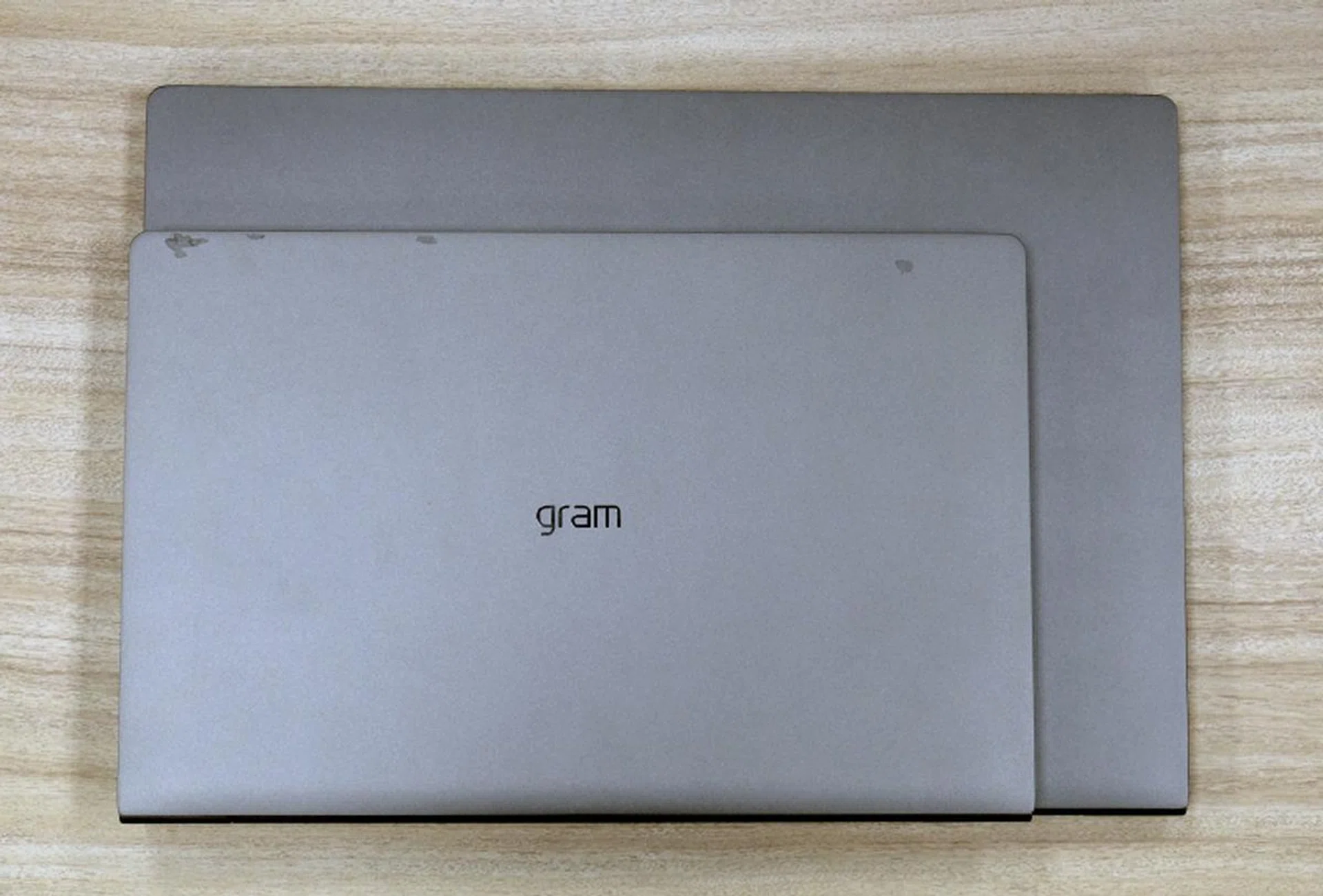 The gram 17 might be light but it is still a large notebook. Here it is below a gram 14. 