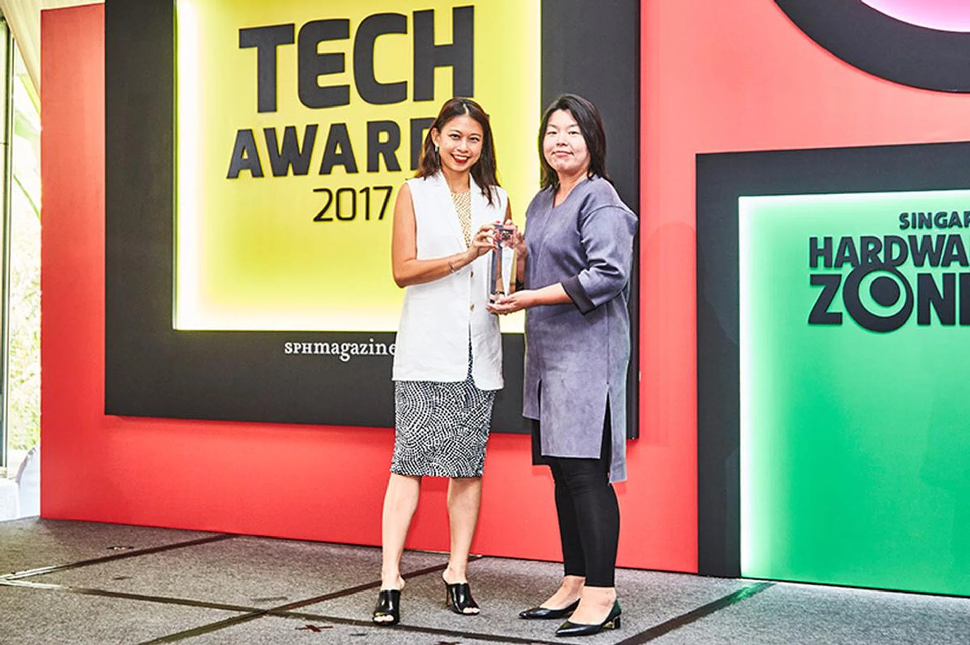 Forza Horizon 3 is the Editor's Choice award winner for Best Xbox One Game. Ms. Antonia Ong, Communications Lead at Microsoft Singapore is present to receive the award.