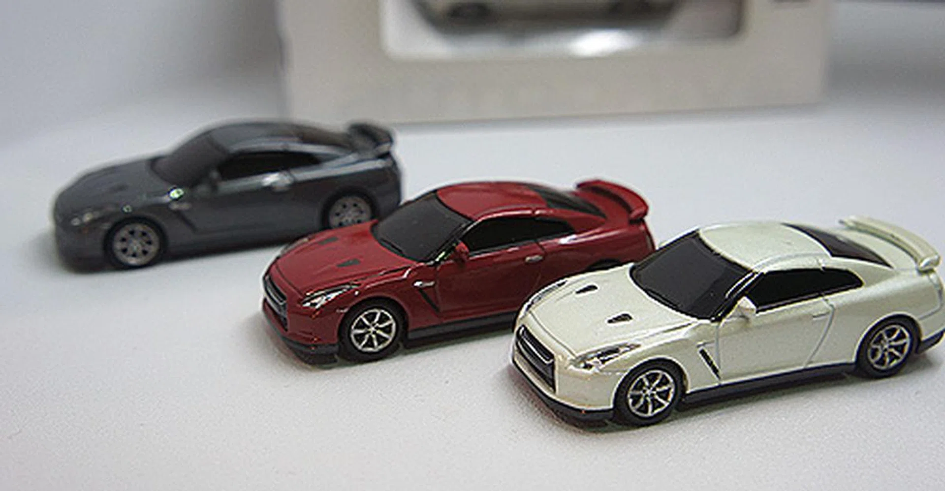 Flash drives modeled after what is arguable the most bang for buck performance car in the world - the Nissan GT-R.