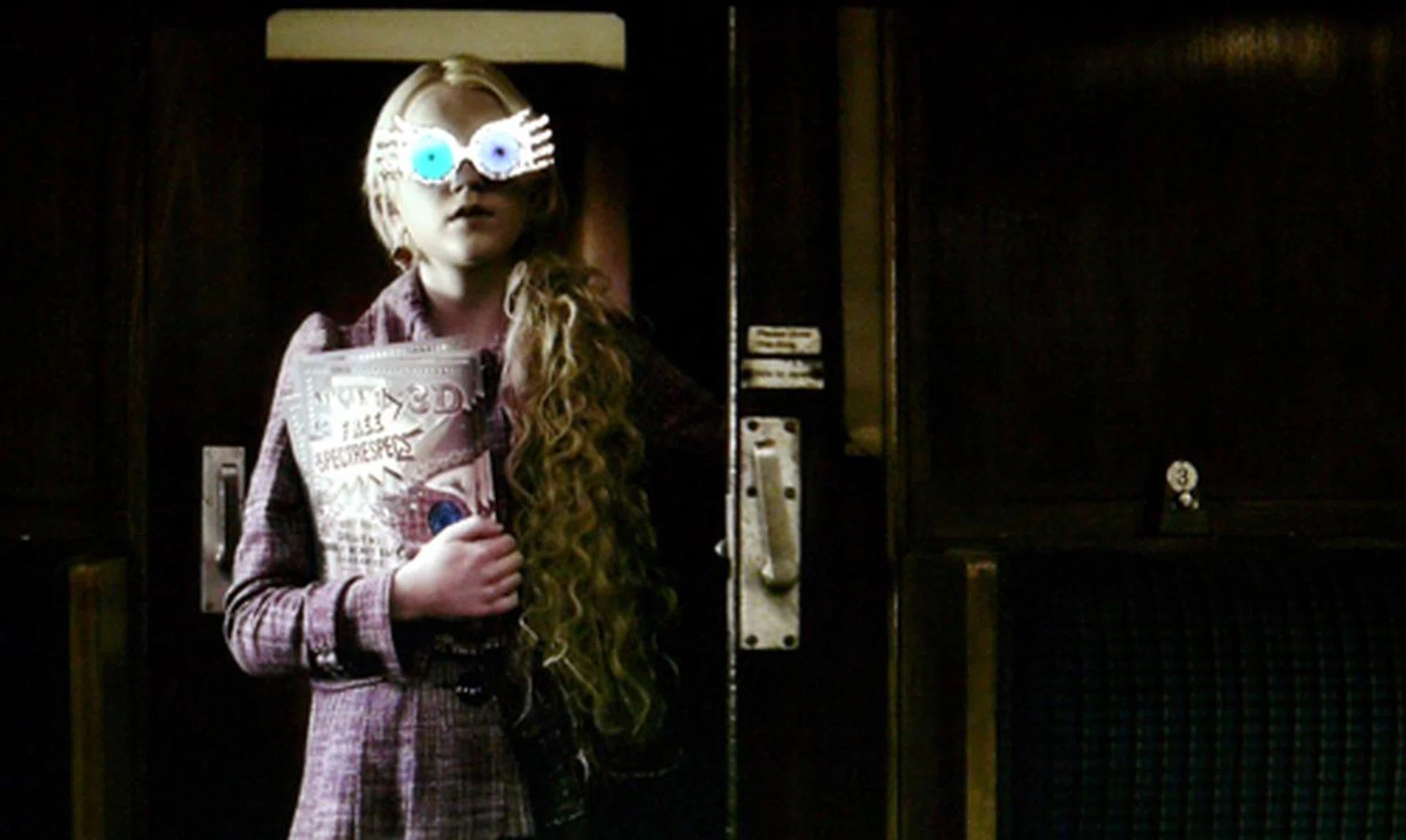 A screenshot of the "Harry Potter And The Order of the Phoenix" clip. Take note of the right side of the image. Darker details were apparently lost with the panel's dynamic contrast option engaged.