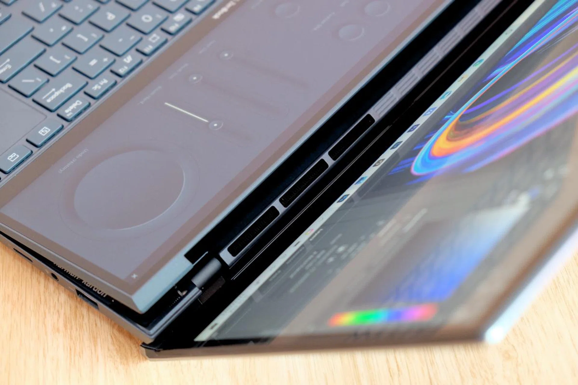 The large vents underneath the ScreenPad Plus improve cooling efficiency.