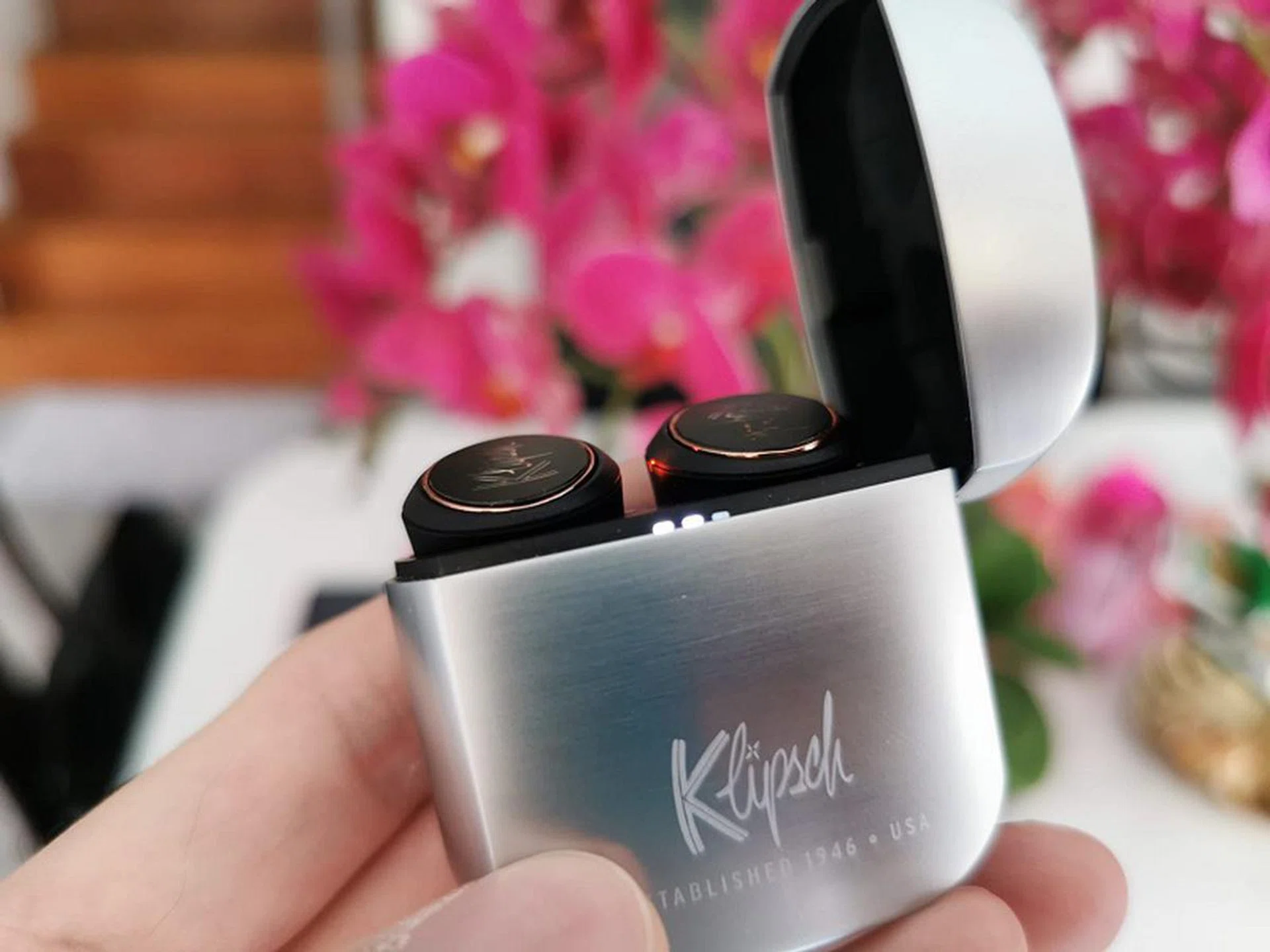 Notice the 3 small LED lights that indicate remaining battery life in the case?  As mentioned, with my usage, I often have two out three bars even after a week of use.