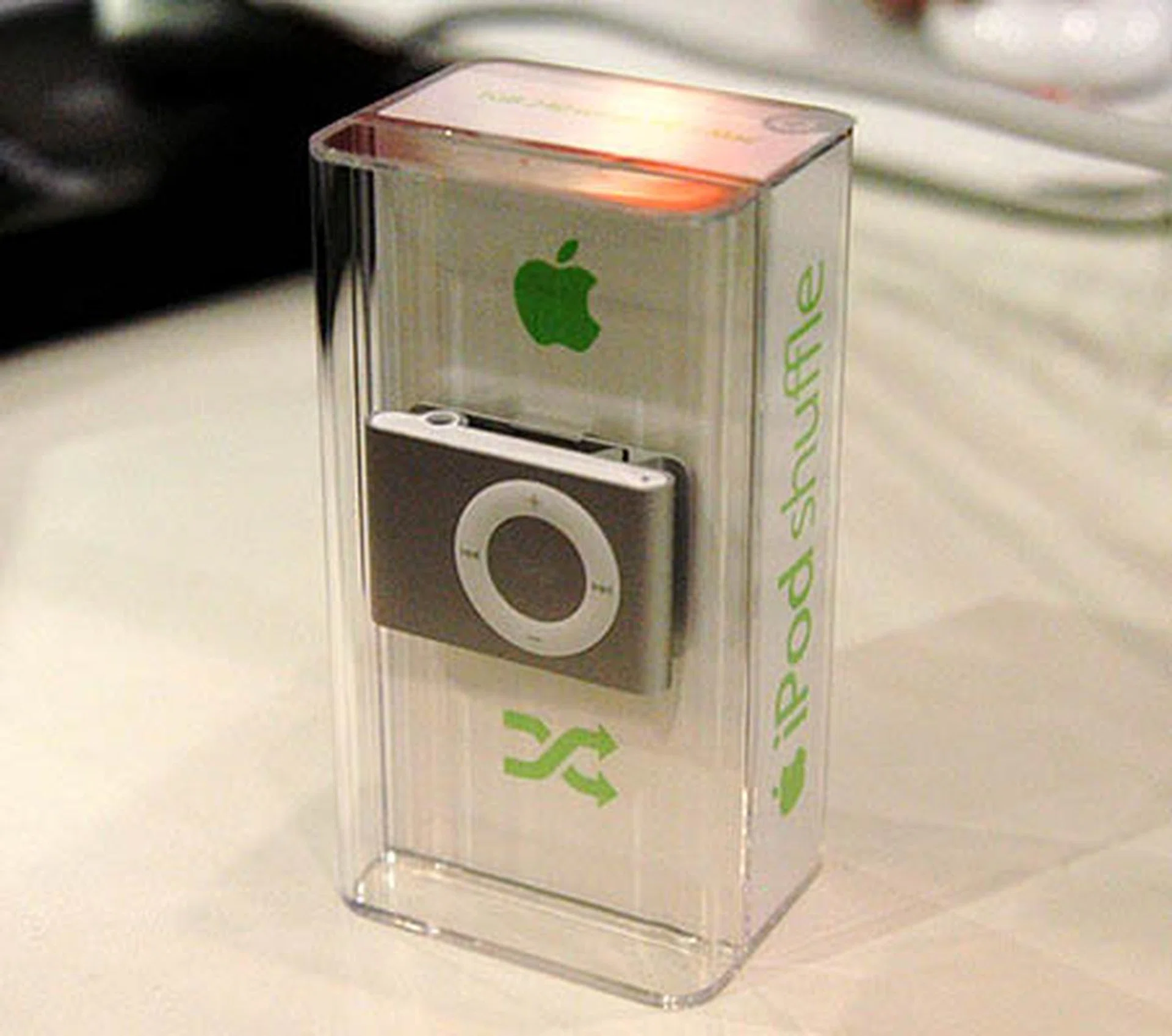 After much delay, the iPod shuffle (v2.0) has finally made its appearance in Singapore at Sitex 2006. Only the 1GB edition that's retailing for $138 is available currently.