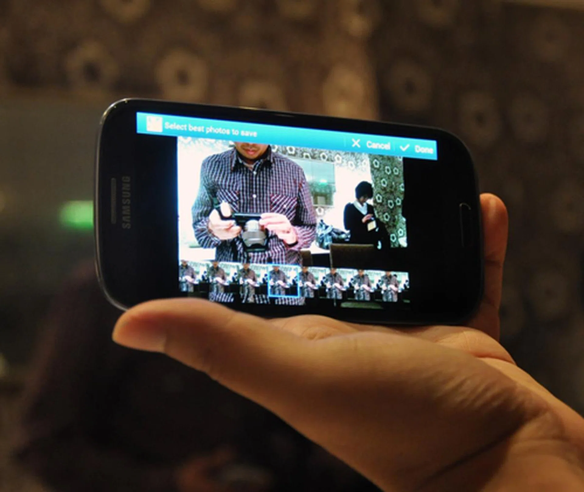 The Best Shot chooses the optimal shot based on a person's facial expression and eyes.