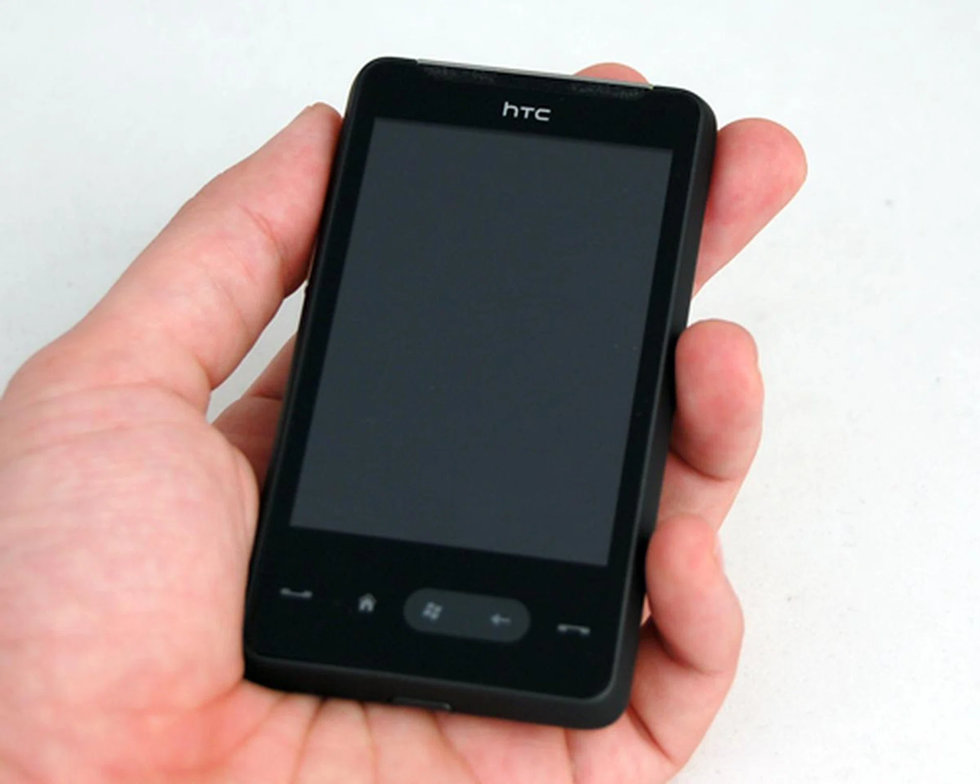 Neither too small, nor too big, the HD mini was a perfect fit in our hands.