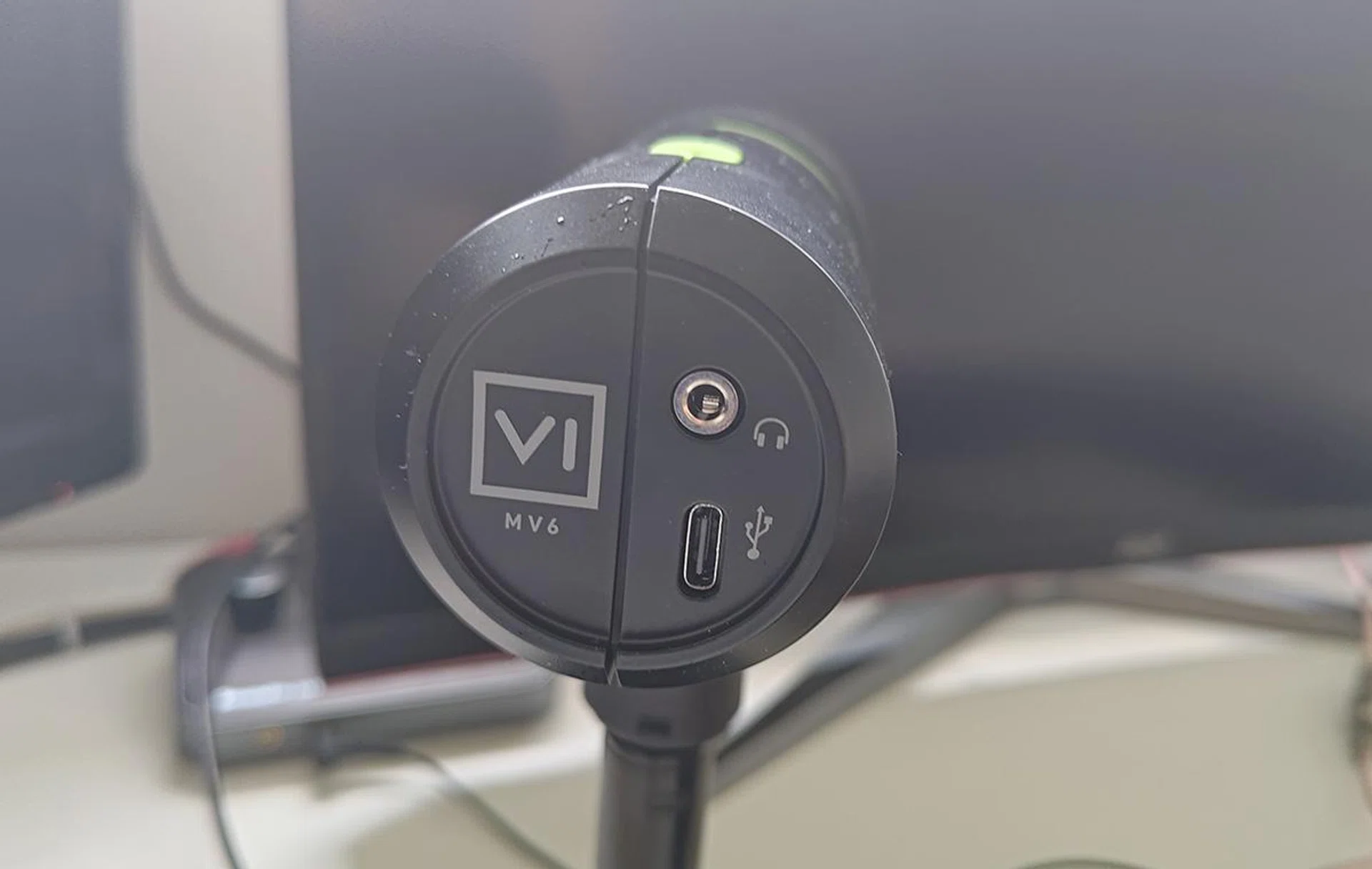 These are the only ports on the Shure 
MV6. Photo: HWZ)