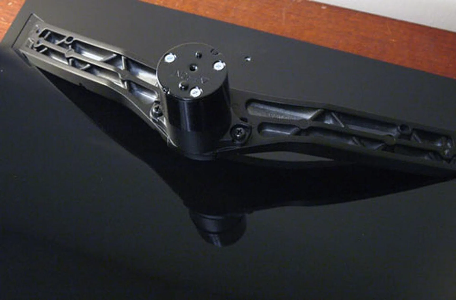 The new D-shaped stand from Sony comes with a joint which enables the TV to swivel both ways. However, this setup is less stable than the bundled Bunchin Stand in our opinion. 