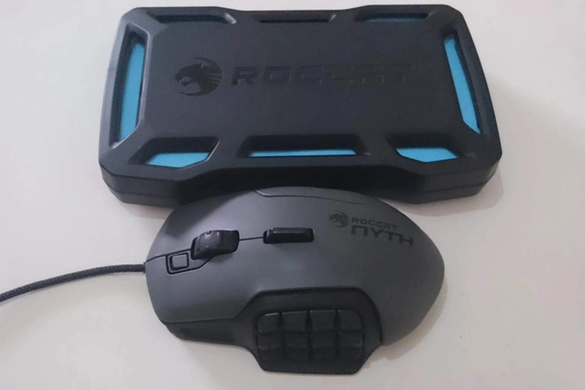 The Roccat Nyth even has its own box that can hold all the default extra keys and sidegrip.