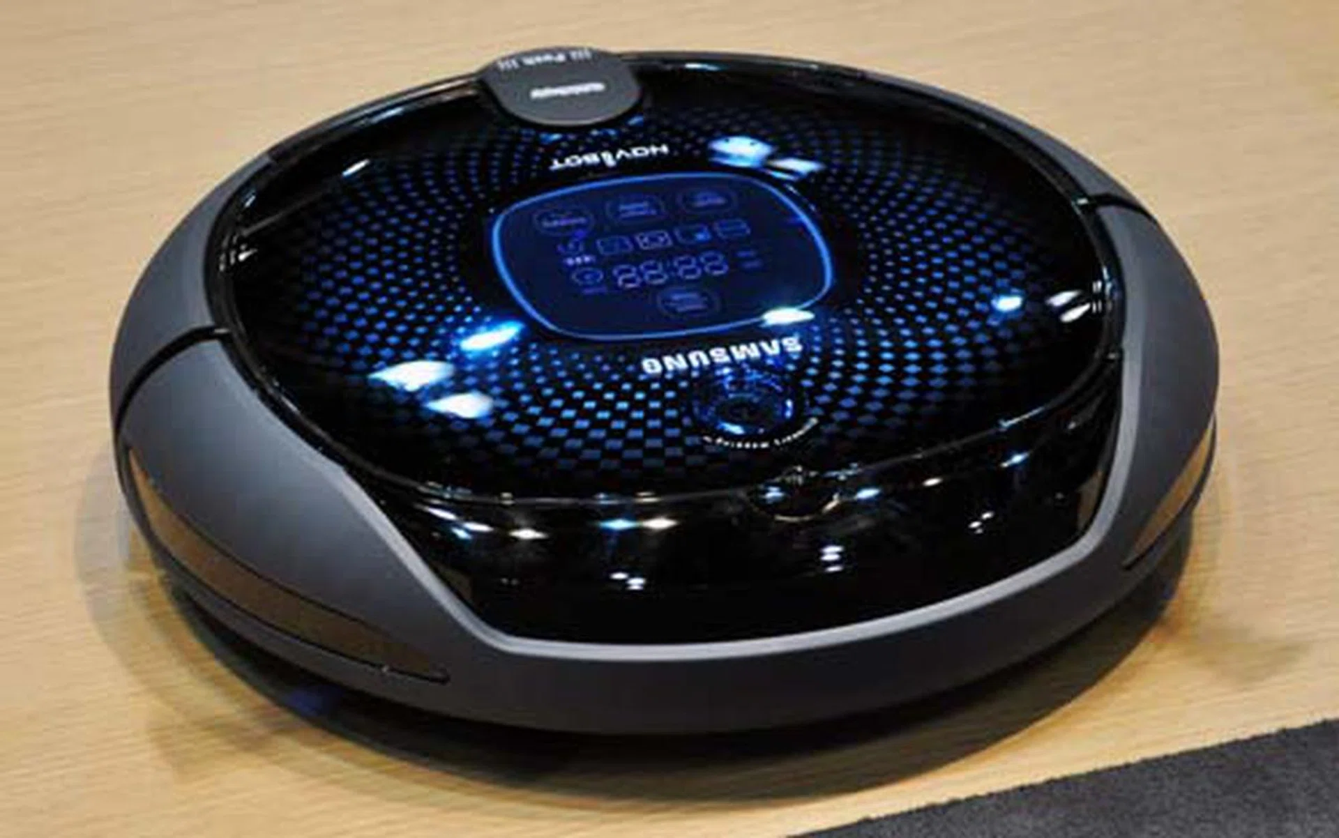 We also spotted Samsung's latest robot vacuum cleaner, the NaviBot, which features two CPUs for its "brain" which interprets the images taken by the integrated camera of the home environment to clean the home properly.