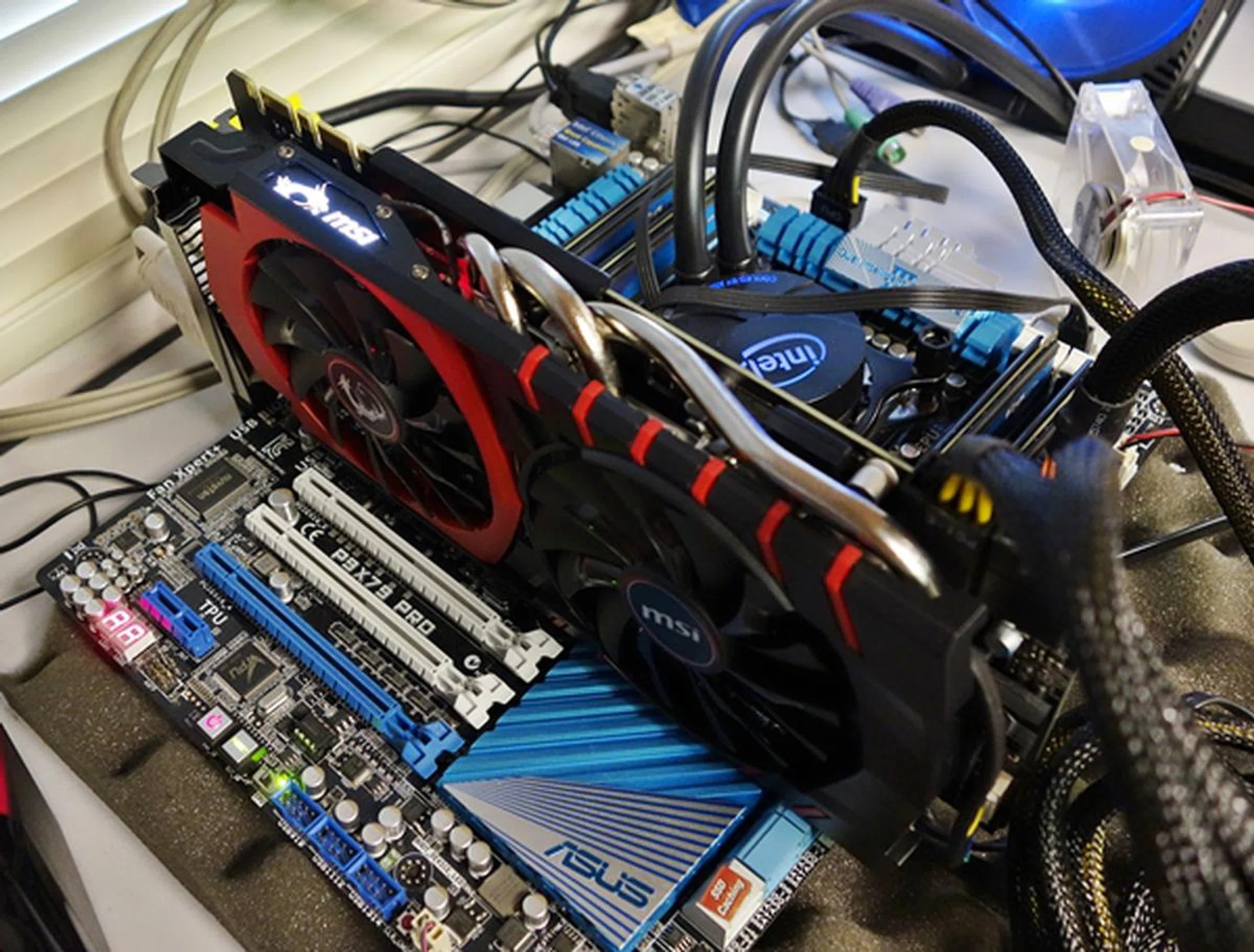 The LED lights up the MSI Dragon Army logo and it appears that it isn't possible to turn it off.