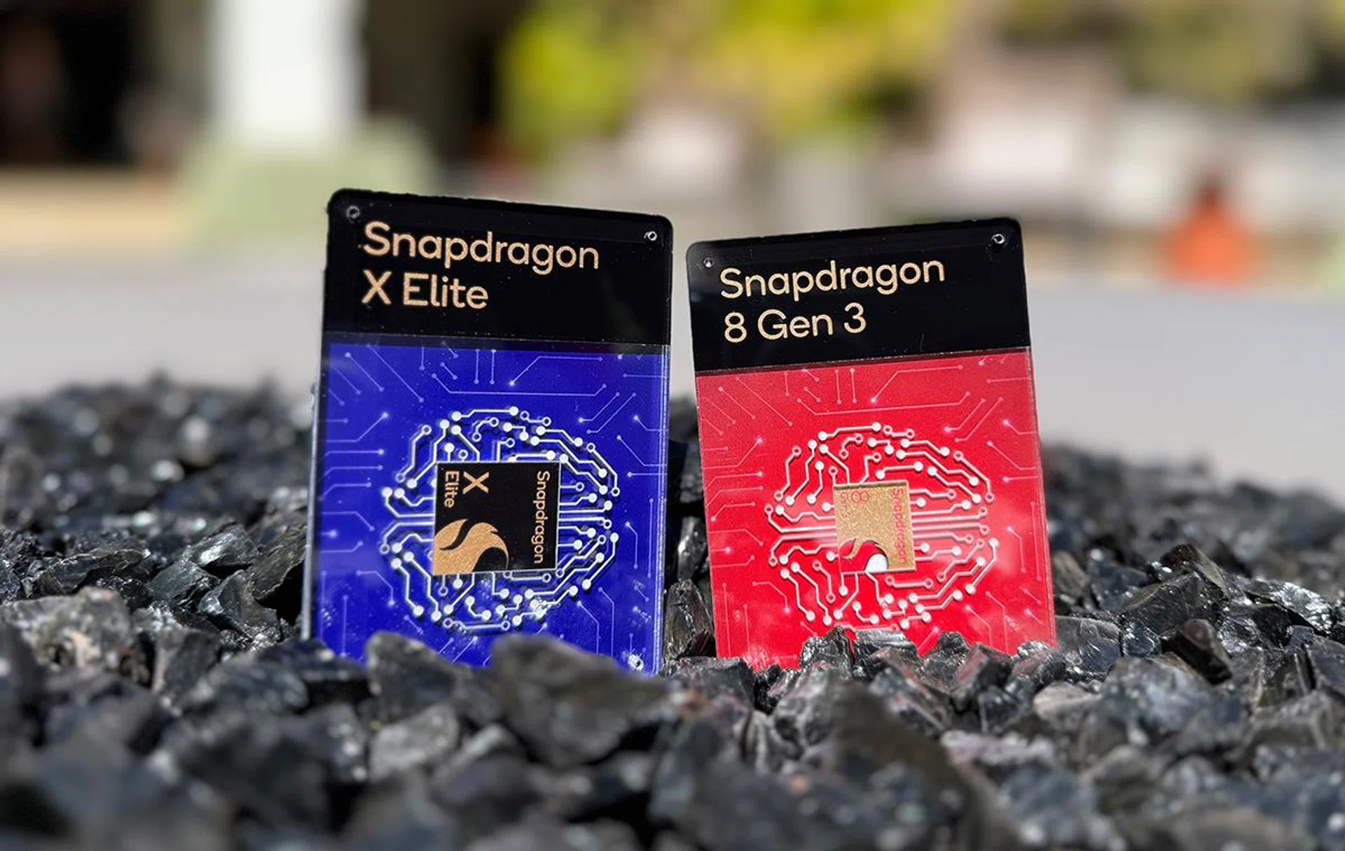 Qualcomm Snapdragon X Elite (left) and Snapdragon 8 Gen 3 (right).